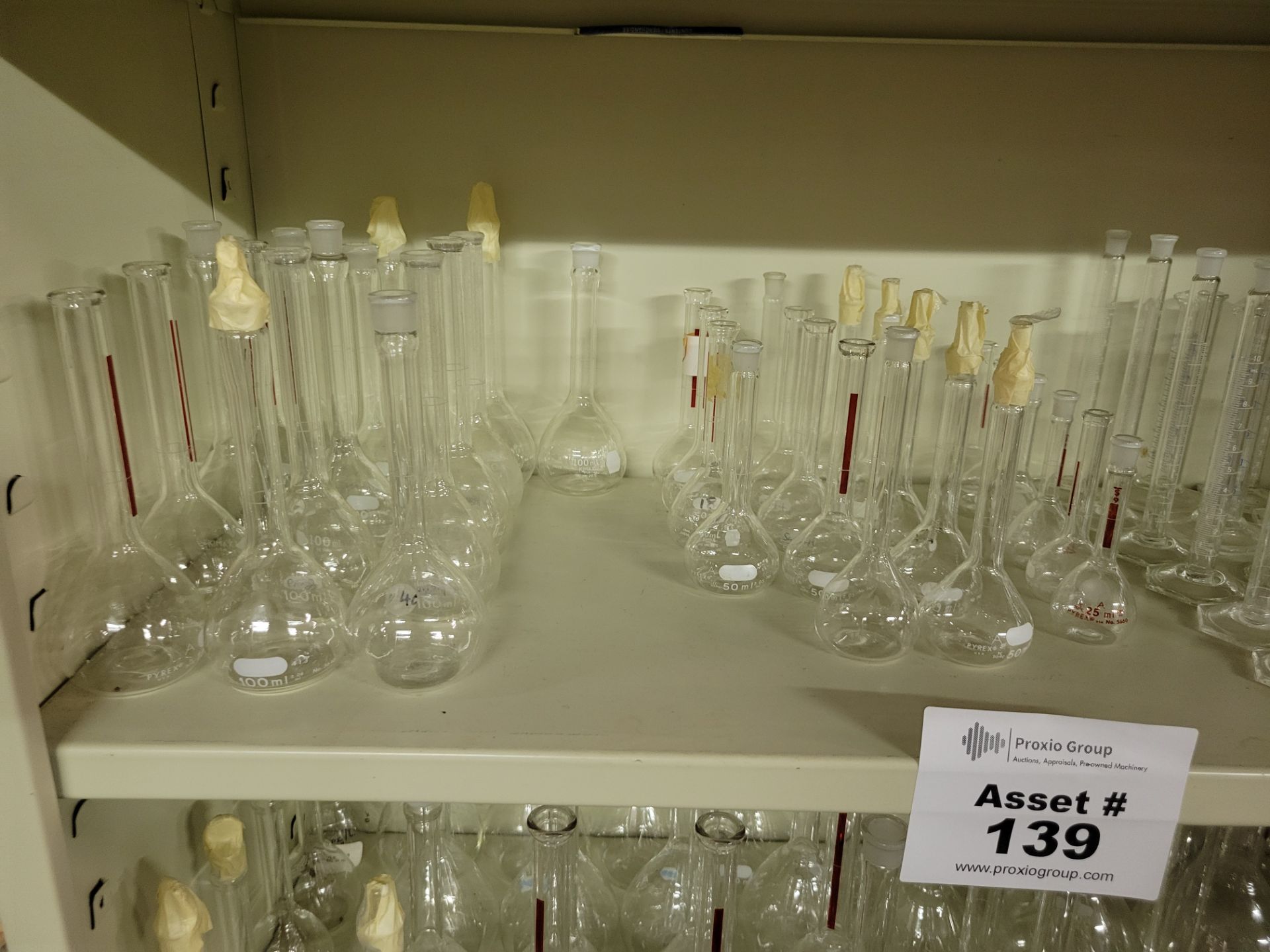 (2) Shelves of Various Sized and Manufacturer Glass Erlenmeyer Flasks Sizes Range From 25 to500mL - Image 3 of 5