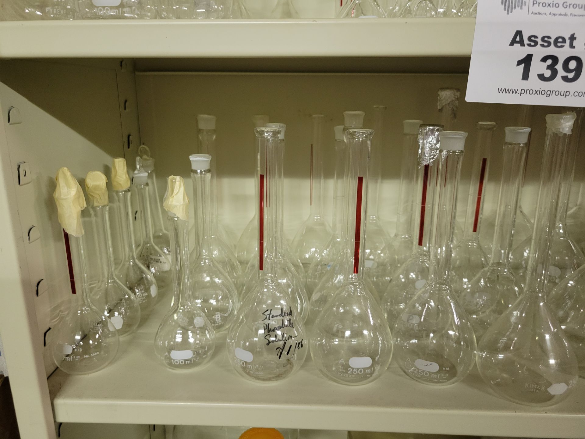 (2) Shelves of Various Sized and Manufacturer Glass Erlenmeyer Flasks Sizes Range From 25 to500mL - Image 5 of 5