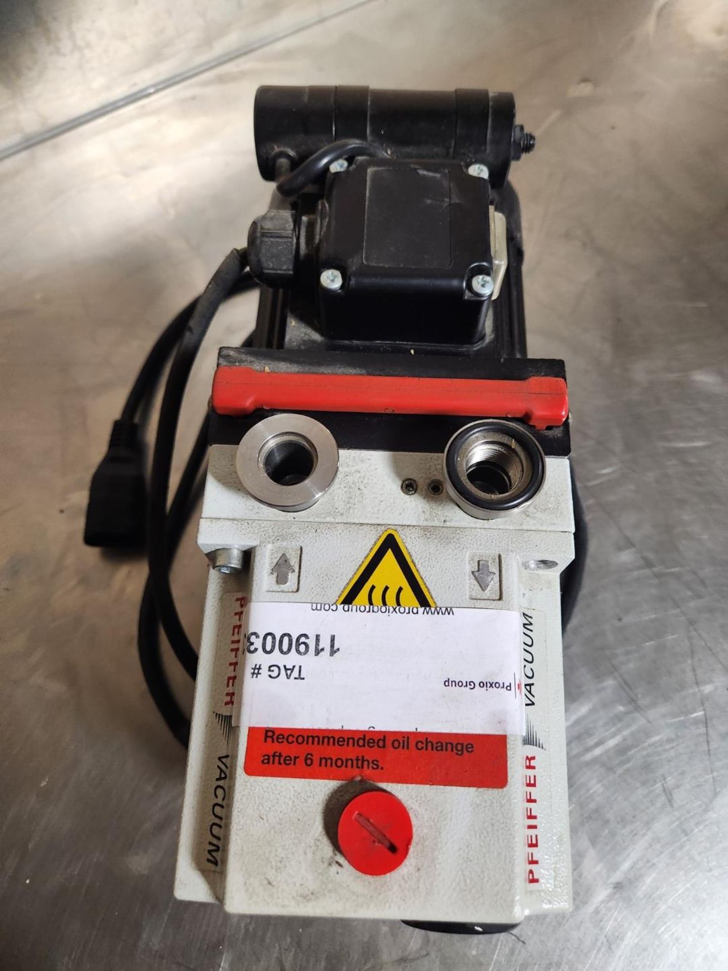 Pfeiffer vacuum pump, model DUO 2.5, 110 volts, serial# 21605802. {TAG:1190033} - Image 5 of 5