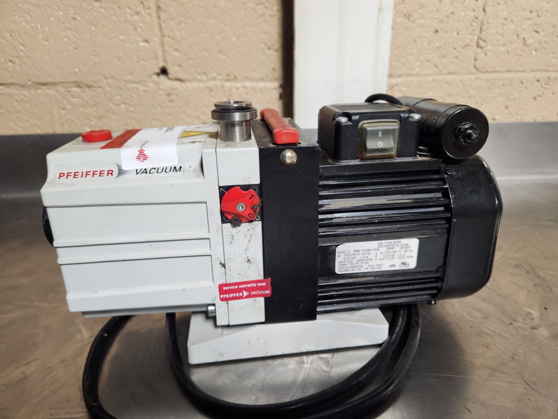 Pfeiffer vacuum pump, model DUO 2.5, 110 volts, serial# 21605802. {TAG:1190033} - Image 3 of 5
