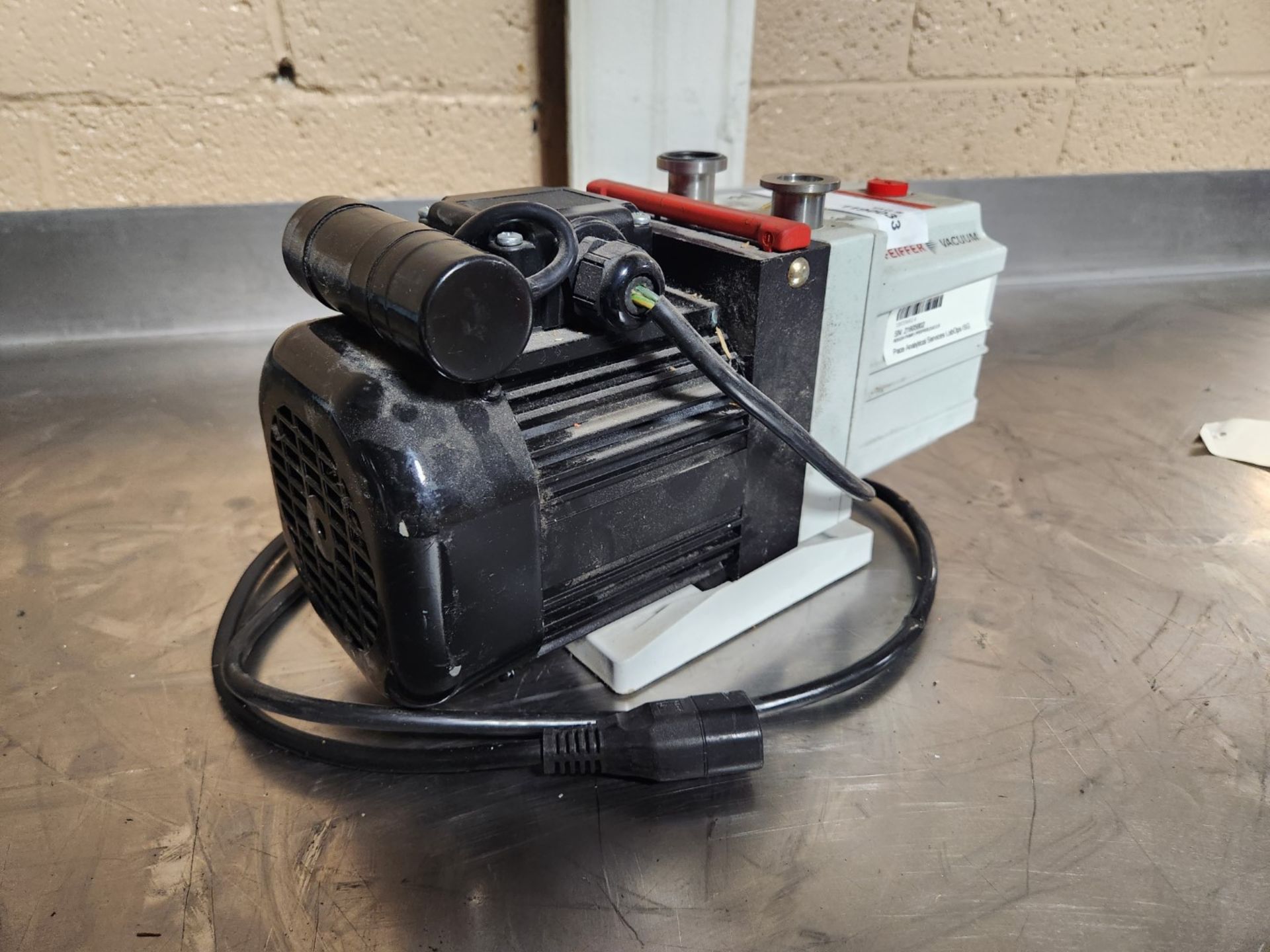 Pfeiffer vacuum pump, model DUO 2.5, 110 volts, serial# 21605802. {TAG:1190033}