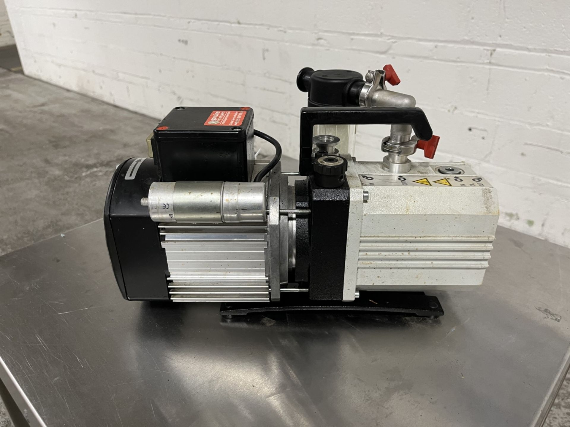 Oerlikon vacuum pump, model TRIVAC D2,5E, product# 14000E2, rated 2.5 cubic meters/hr (1.47 CFM), . - Image 2 of 7