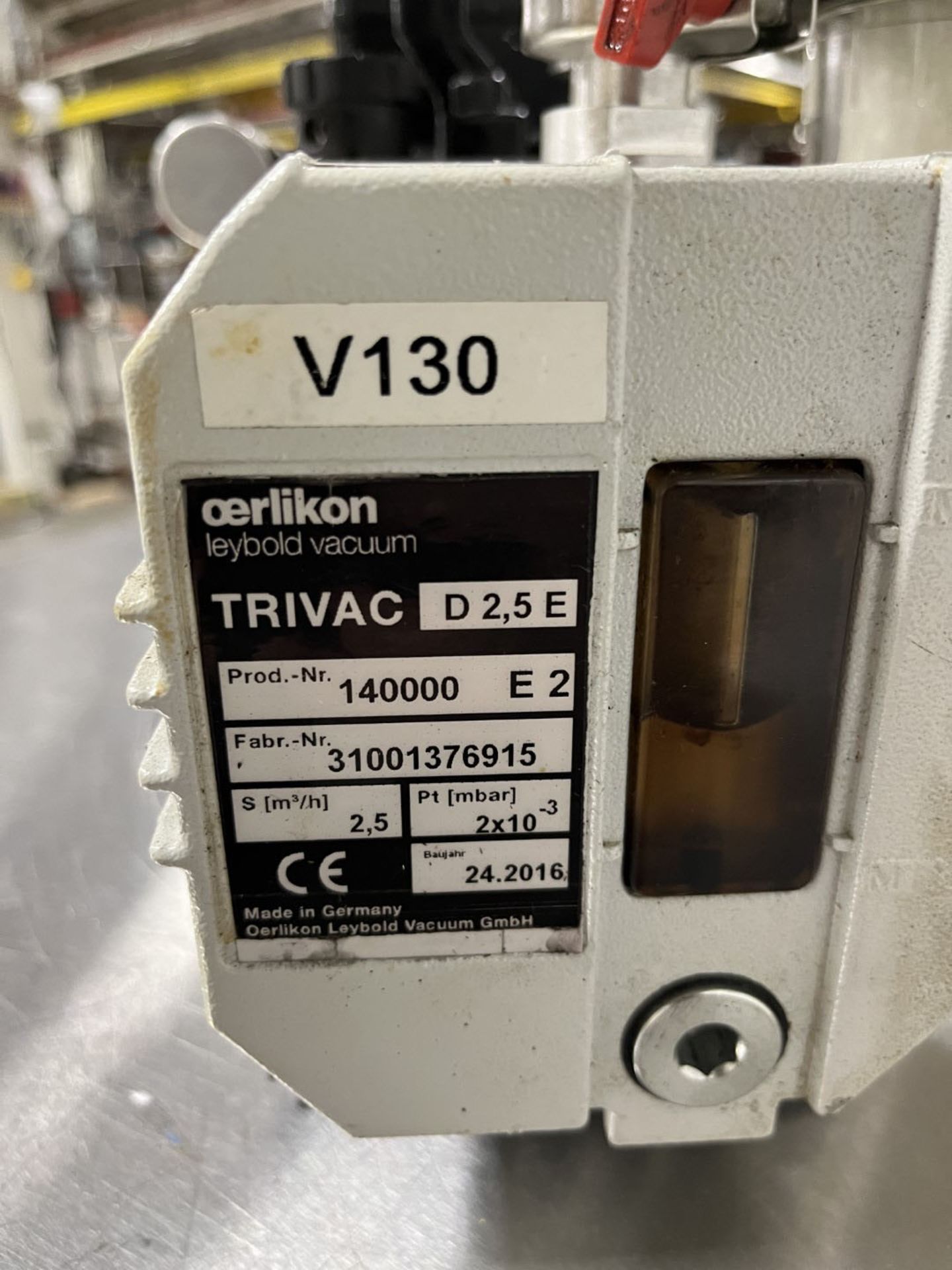 Oerlikon vacuum pump, model TRIVAC D2,5E, product# 14000E2, rated 2.5 cubic meters/hr (1.47 CFM), . - Image 4 of 7