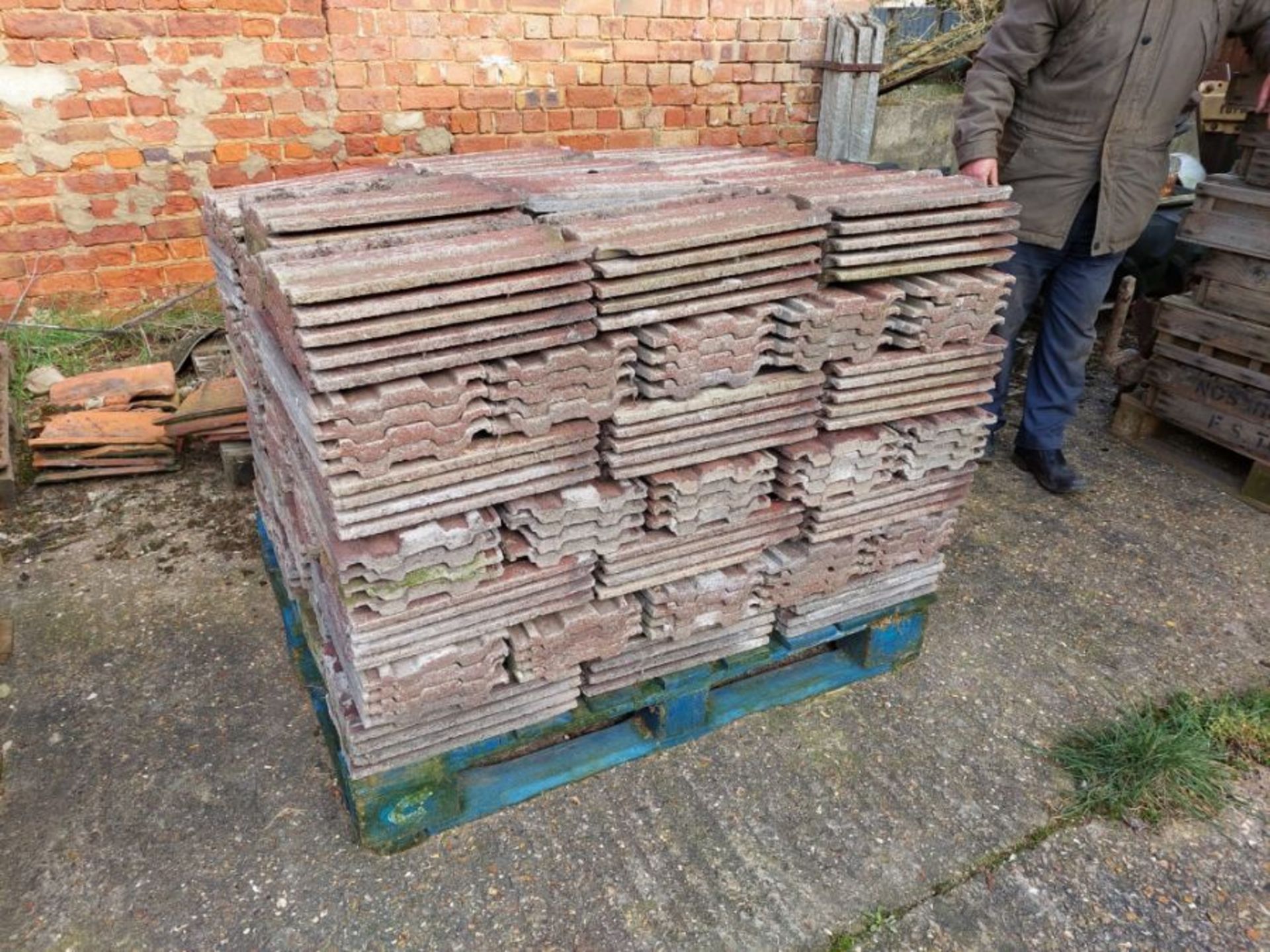 2 x pallet's of roofing tiles - Image 2 of 2