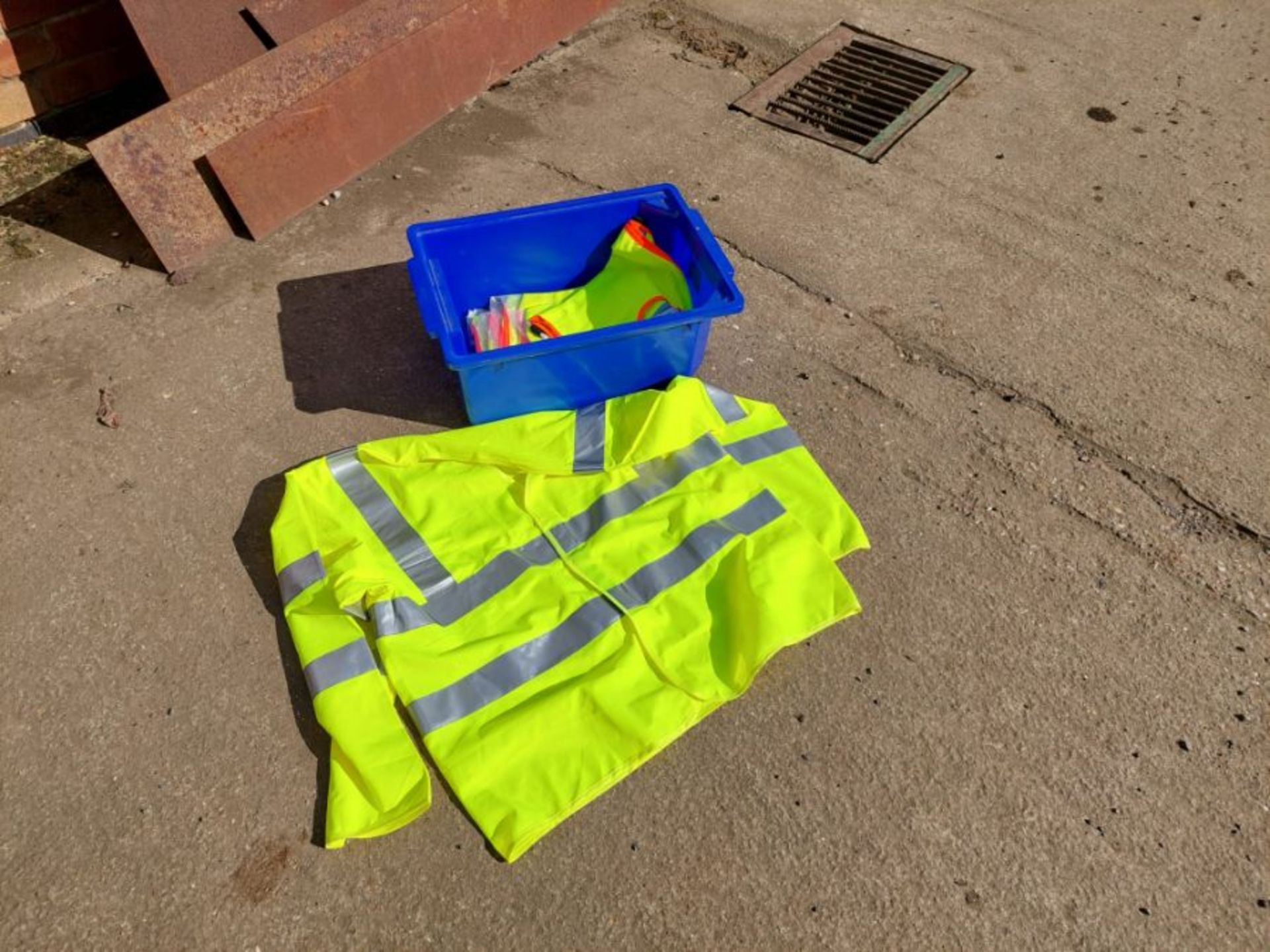 Box Hi-vis tops approx 10