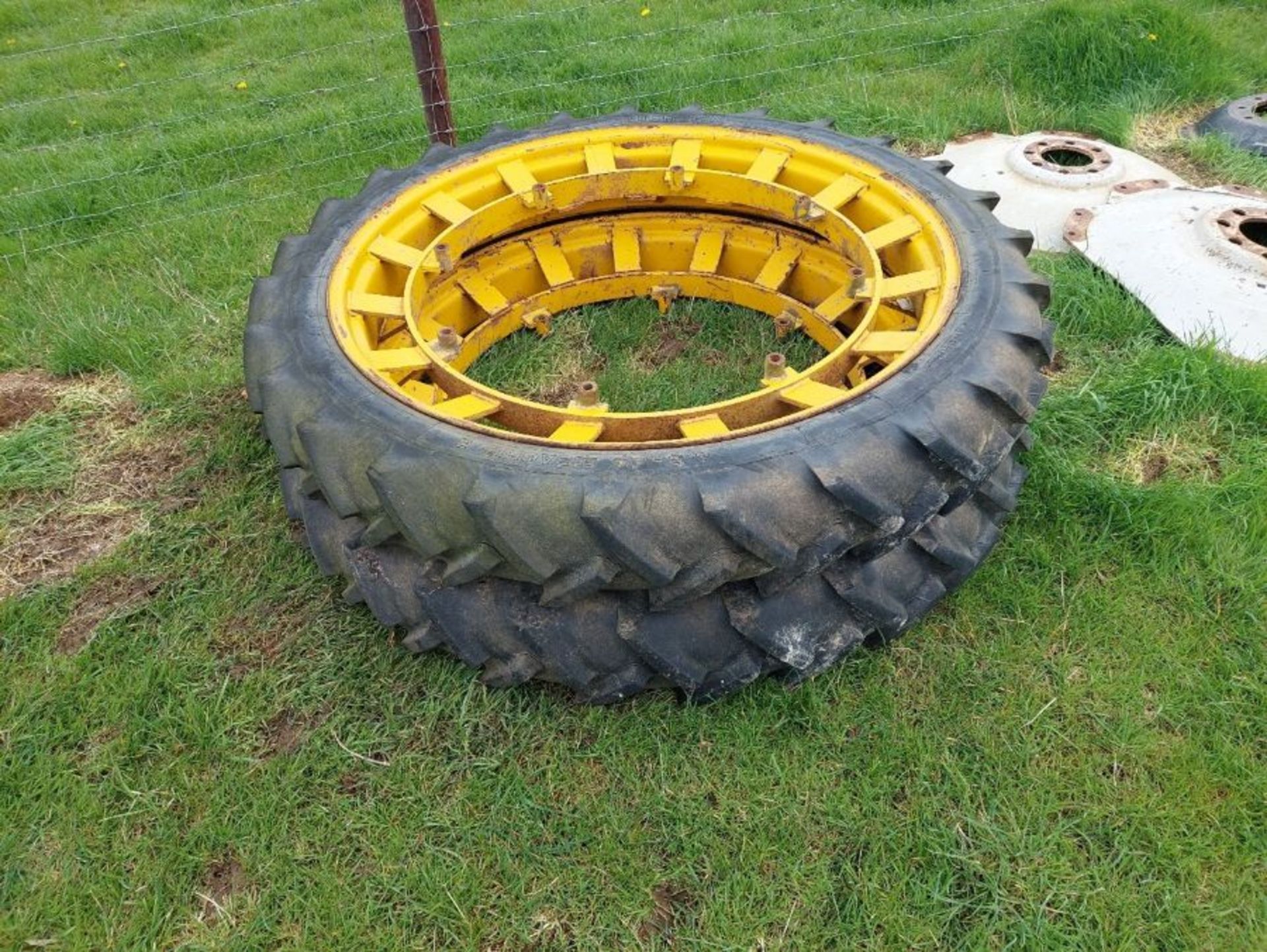 Pr row crop wheels 8.3/44 Michelin