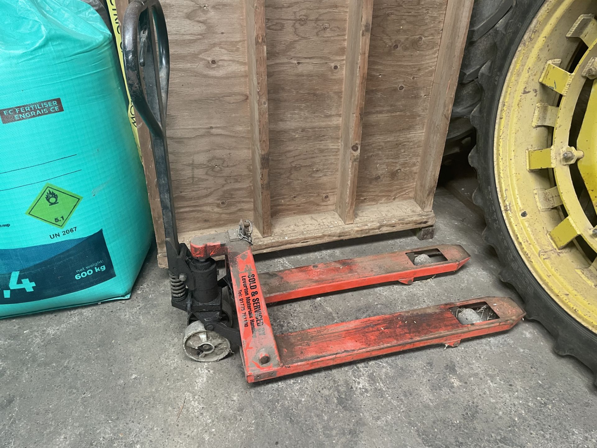 Pump up pallet truck