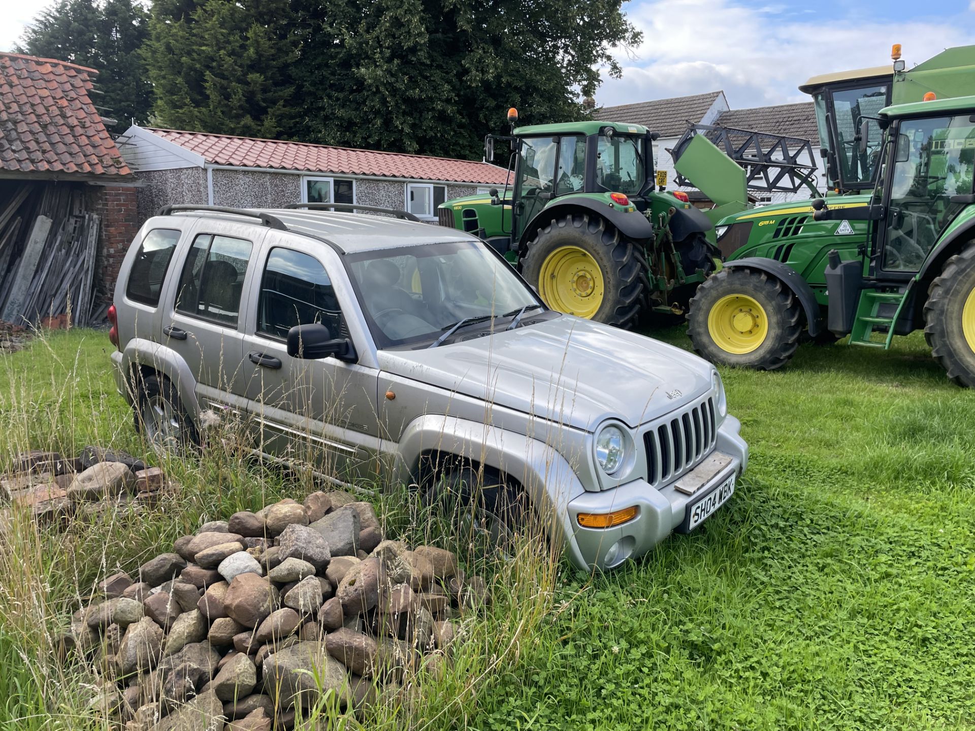 (04) Jeep Cherokee 4wd Diesel SH04 WBK Silver, alloy wheels, MOT expired in March 2022 (104,036 - Image 2 of 2