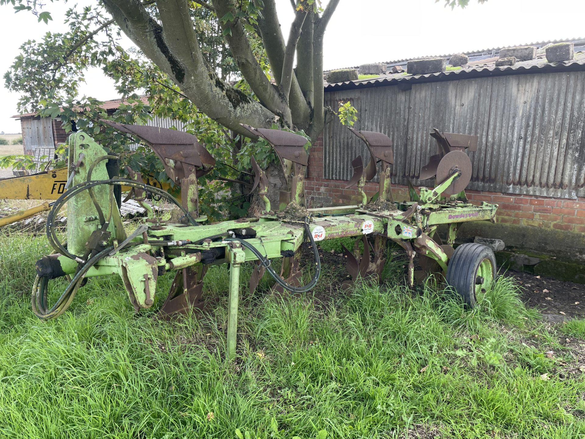 (96) Dowdeswell DP100S 5 Furrow reversible plough with 4+1 beam rubber land wheel, hydraulic front - Image 2 of 5