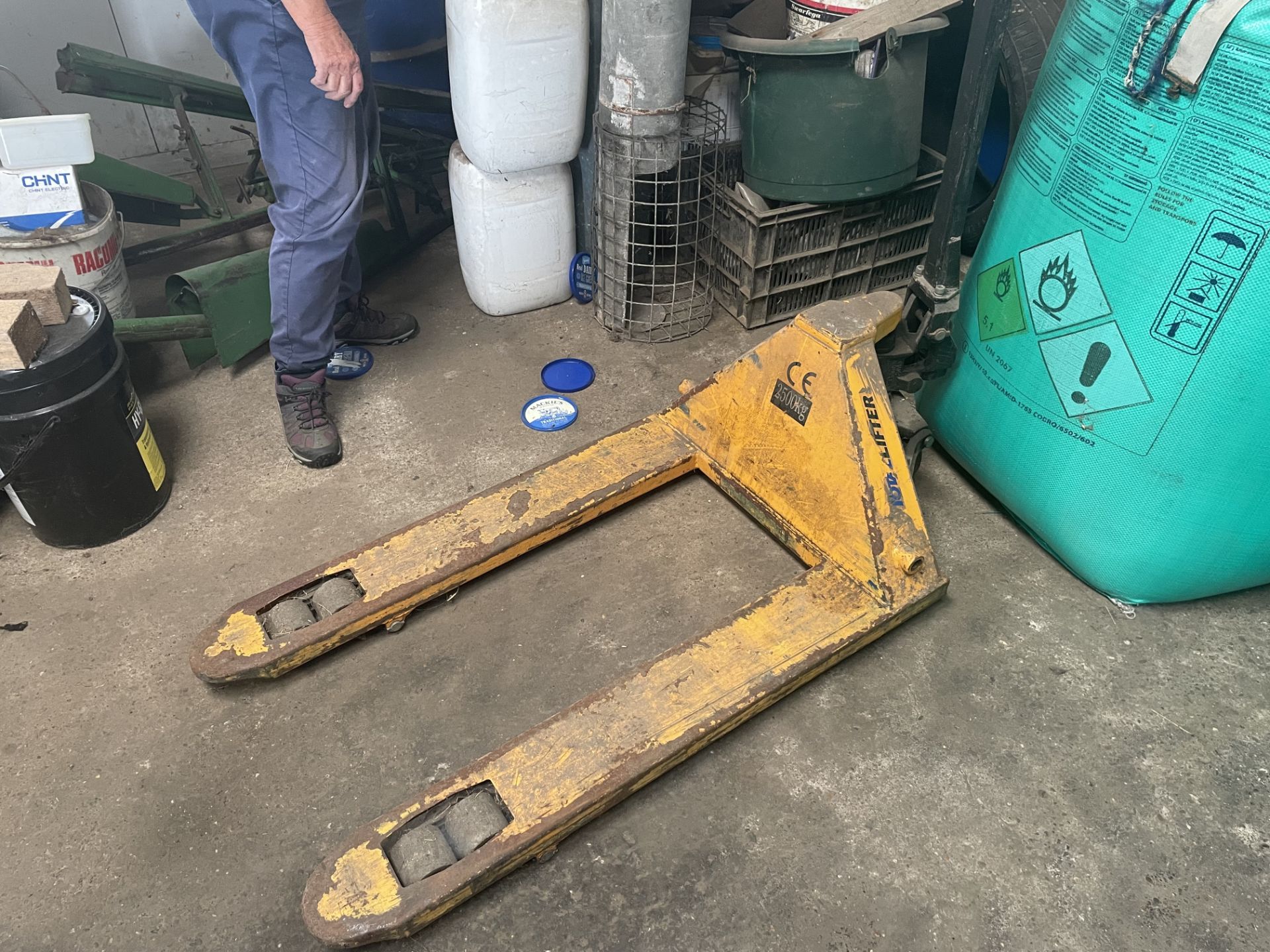 Total Lifter pump up pallet truck C.E. to 2,500kg