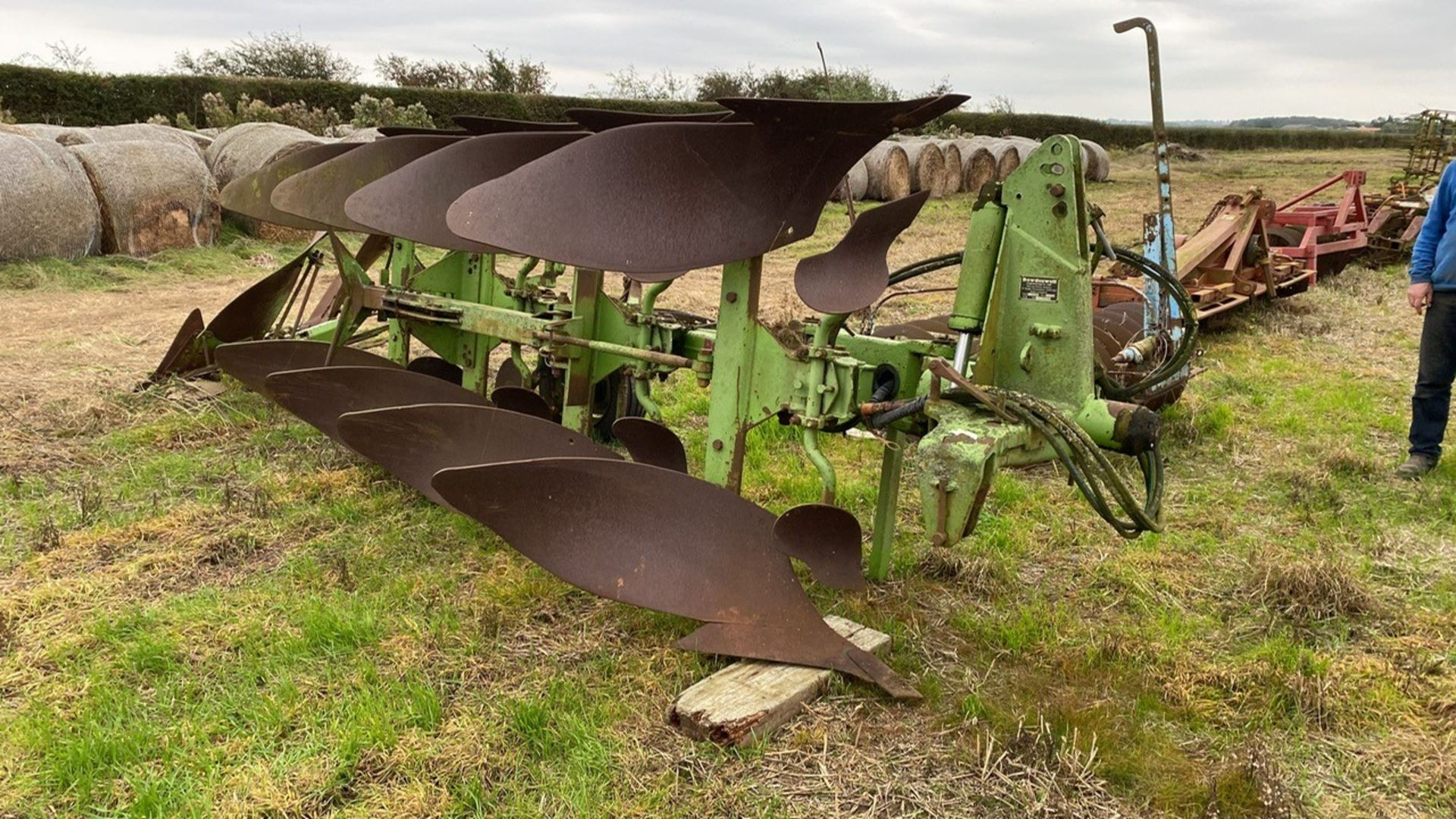 (96) Dowdeswell DP100S 5 Furrow reversible plough with 4+1 beam rubber land wheel, hydraulic front - Image 4 of 5