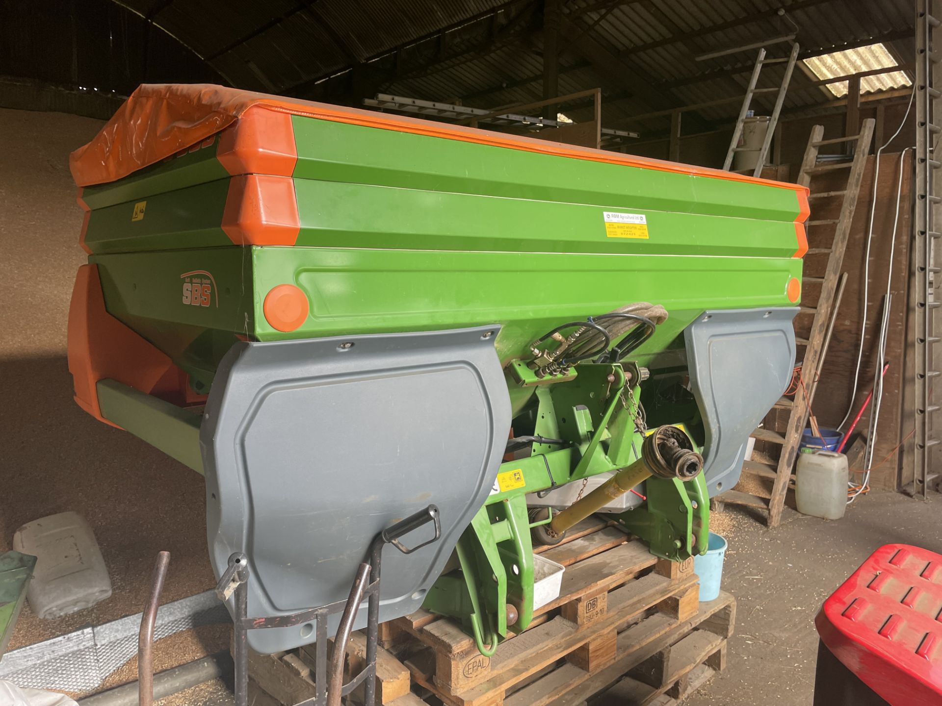 (11) Amazone ZA-M 1201 twin disc fertiliser spreader with S500 hopper extension hopper, hopper cover