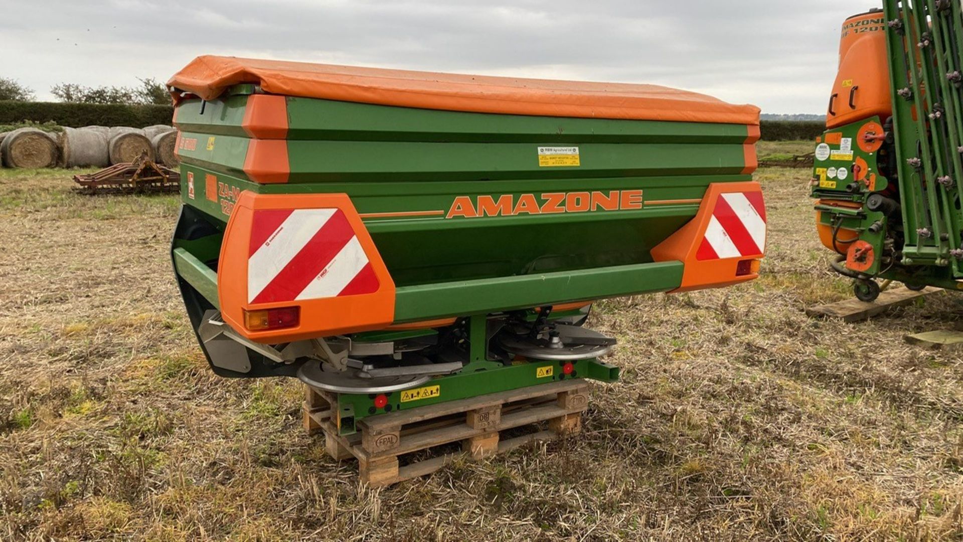 (11) Amazone ZA-M 1201 twin disc fertiliser spreader with S500 hopper extension hopper, hopper cover - Image 3 of 4