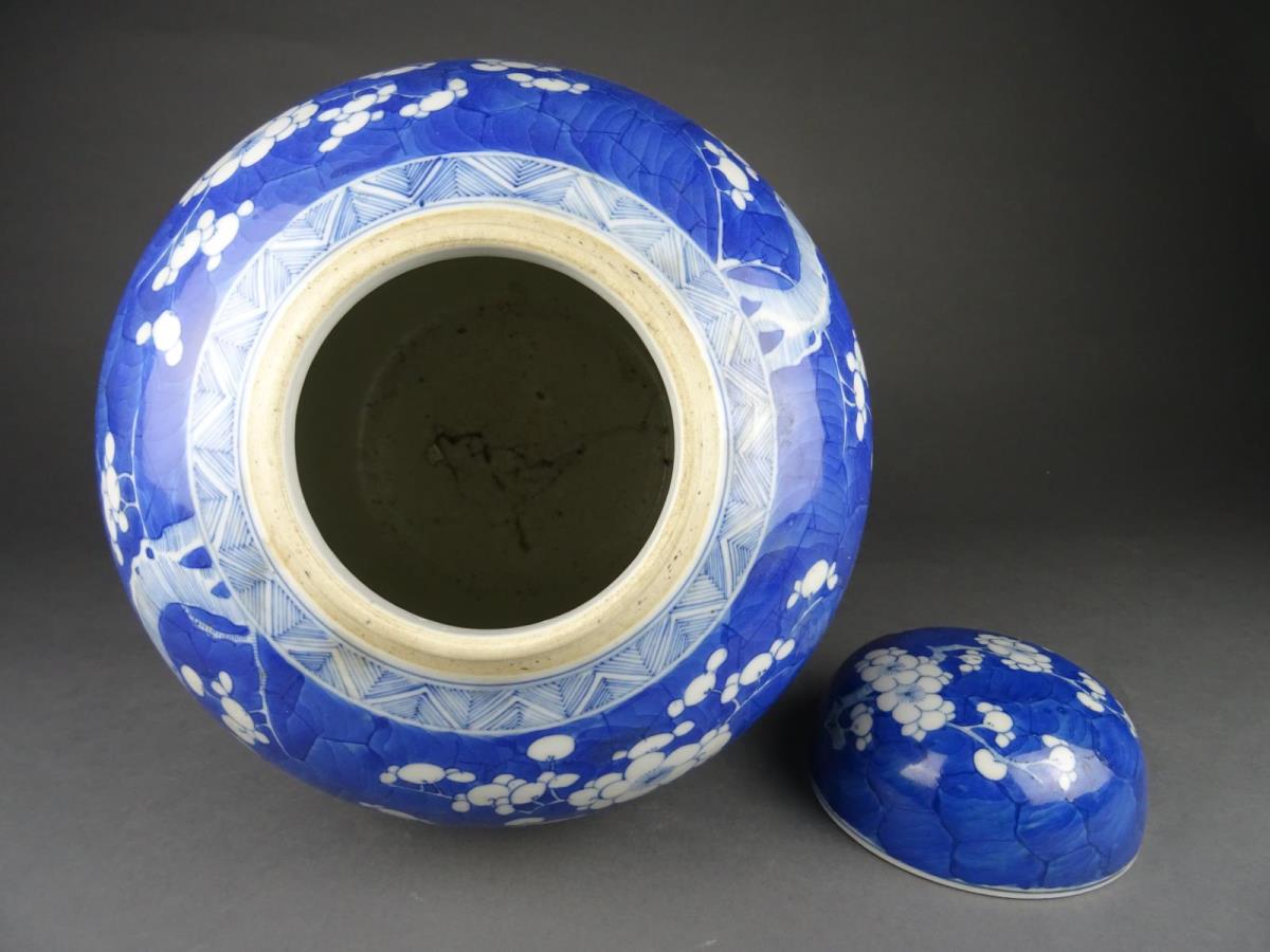 Large porcelain Blue and White pot - Image 4 of 5