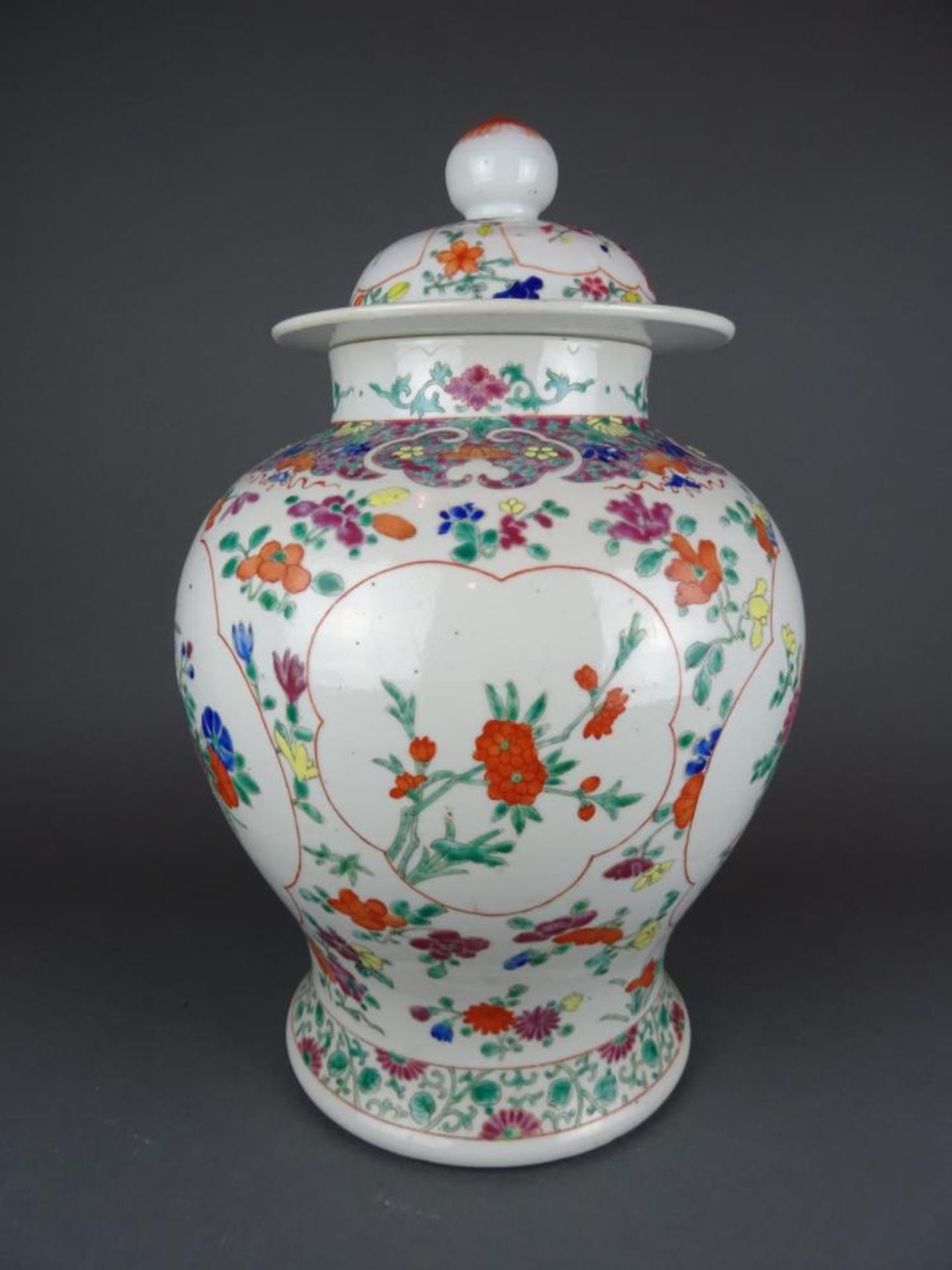 Chinese porcelain Famille rose vase with flowers - Qianlong mark
