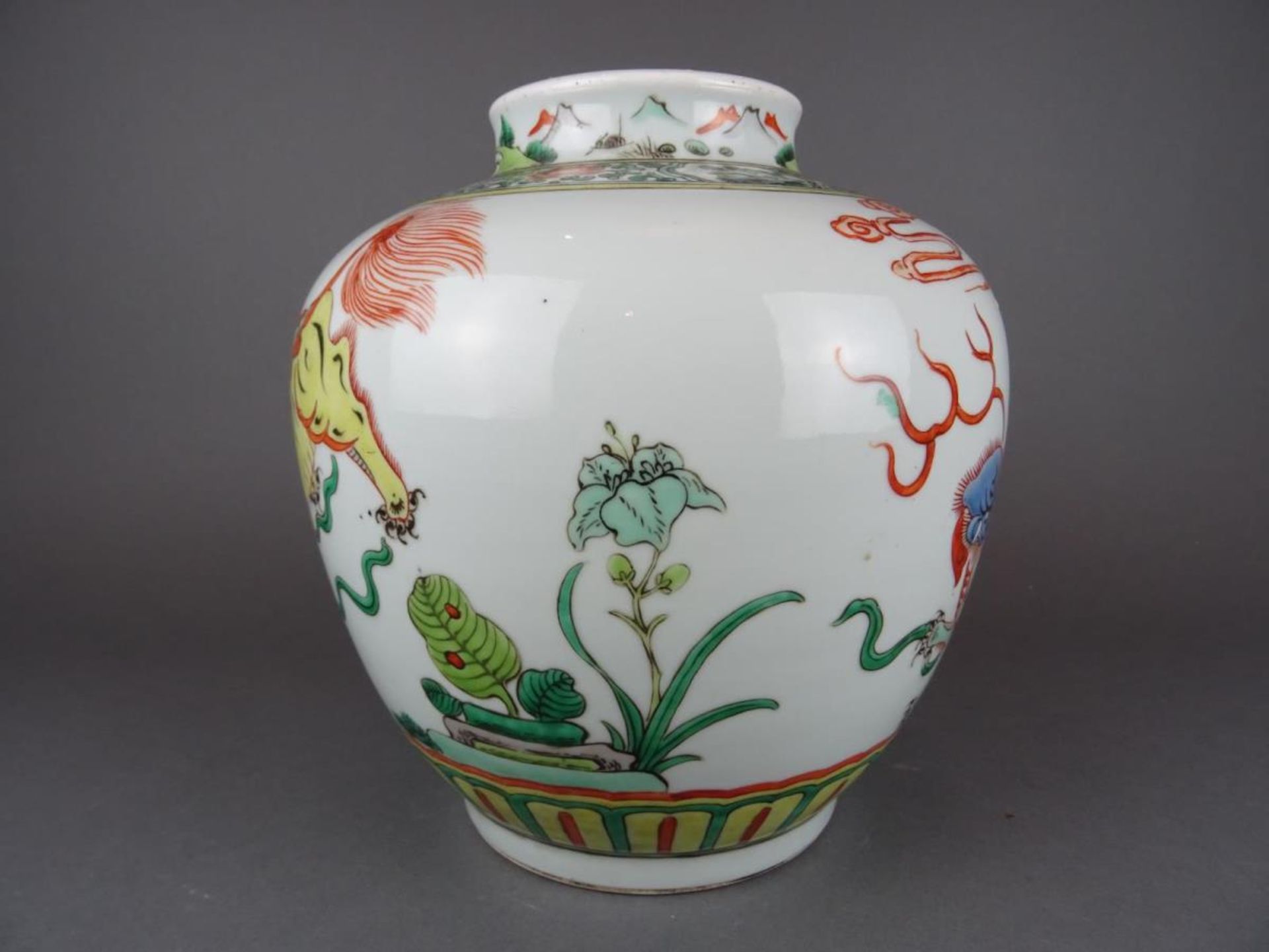 Chinese porcelain Wucai vase with Fu-dog - Kangxi marked - Image 2 of 8