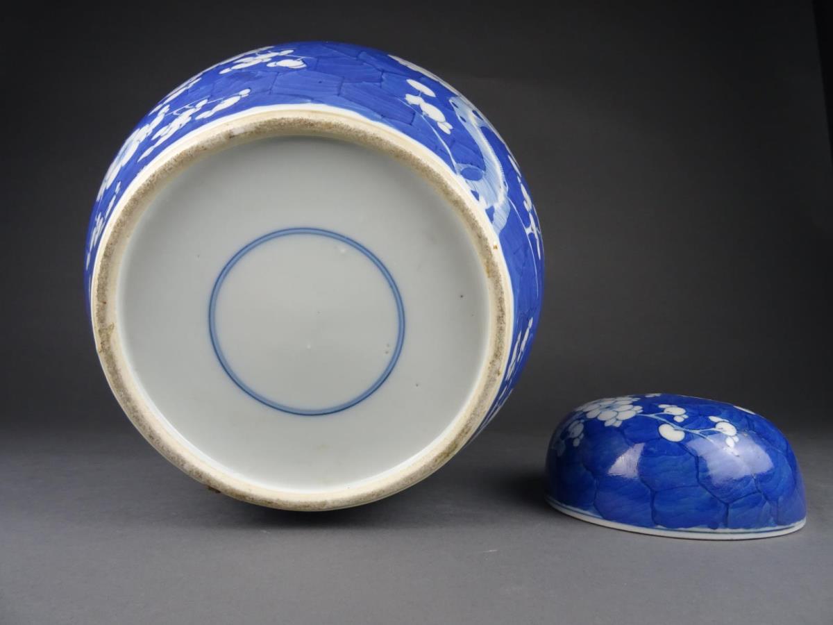 Large porcelain Blue and White pot - Image 5 of 5