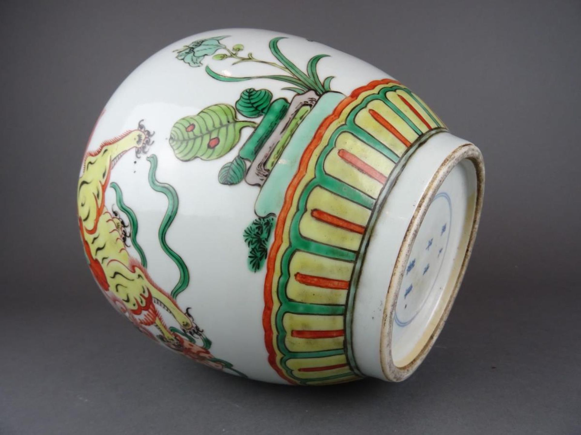Chinese porcelain Wucai vase with Fu-dog - Kangxi marked - Image 6 of 8
