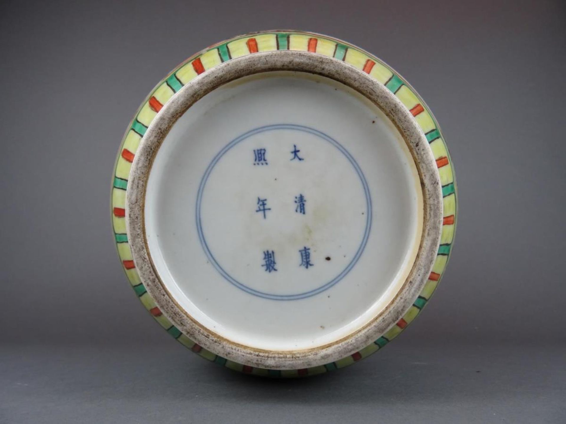 Chinese porcelain Wucai vase with Fu-dog - Kangxi marked - Image 7 of 8