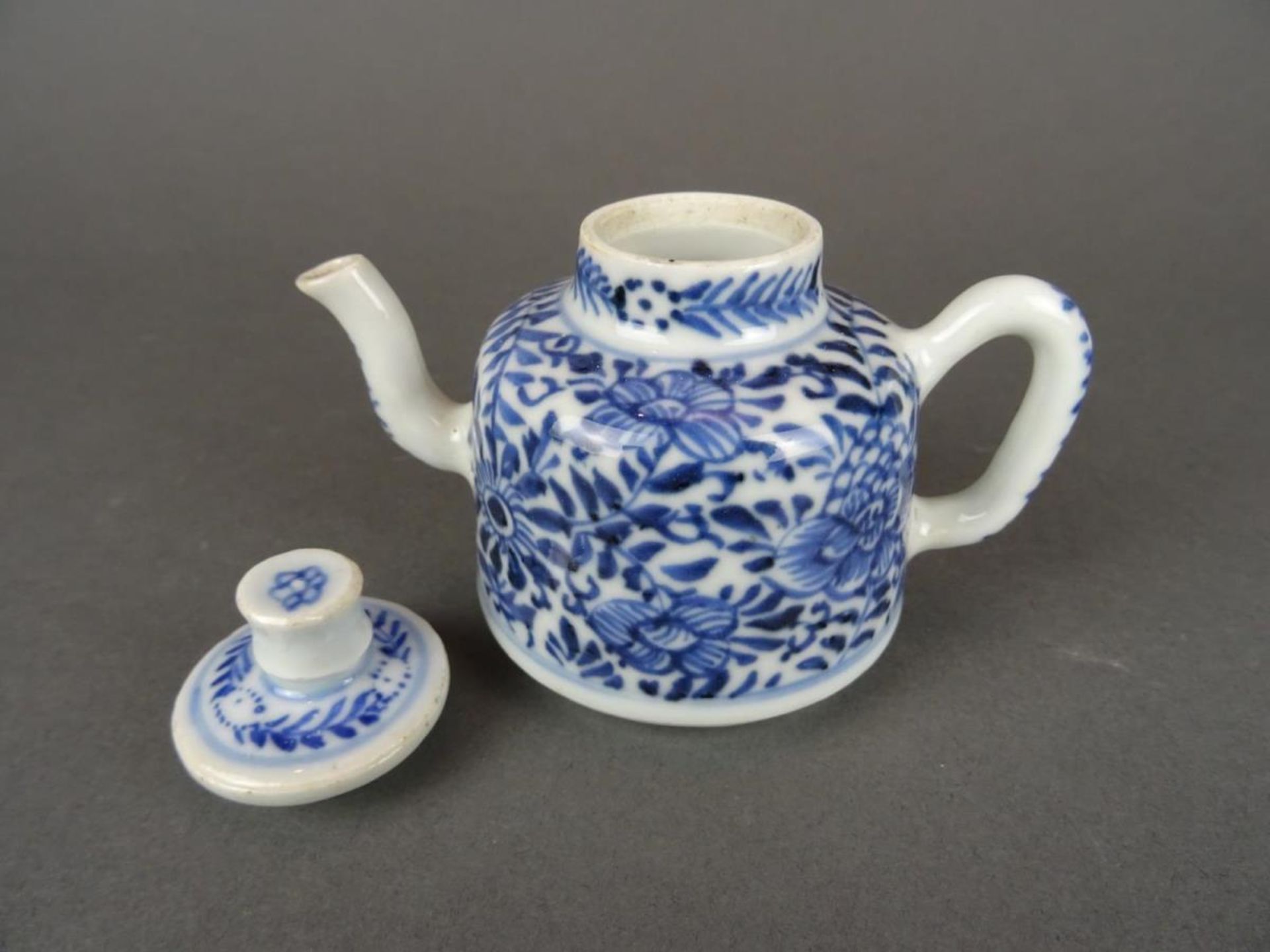 Porcelain B/W teapot - Image 5 of 8