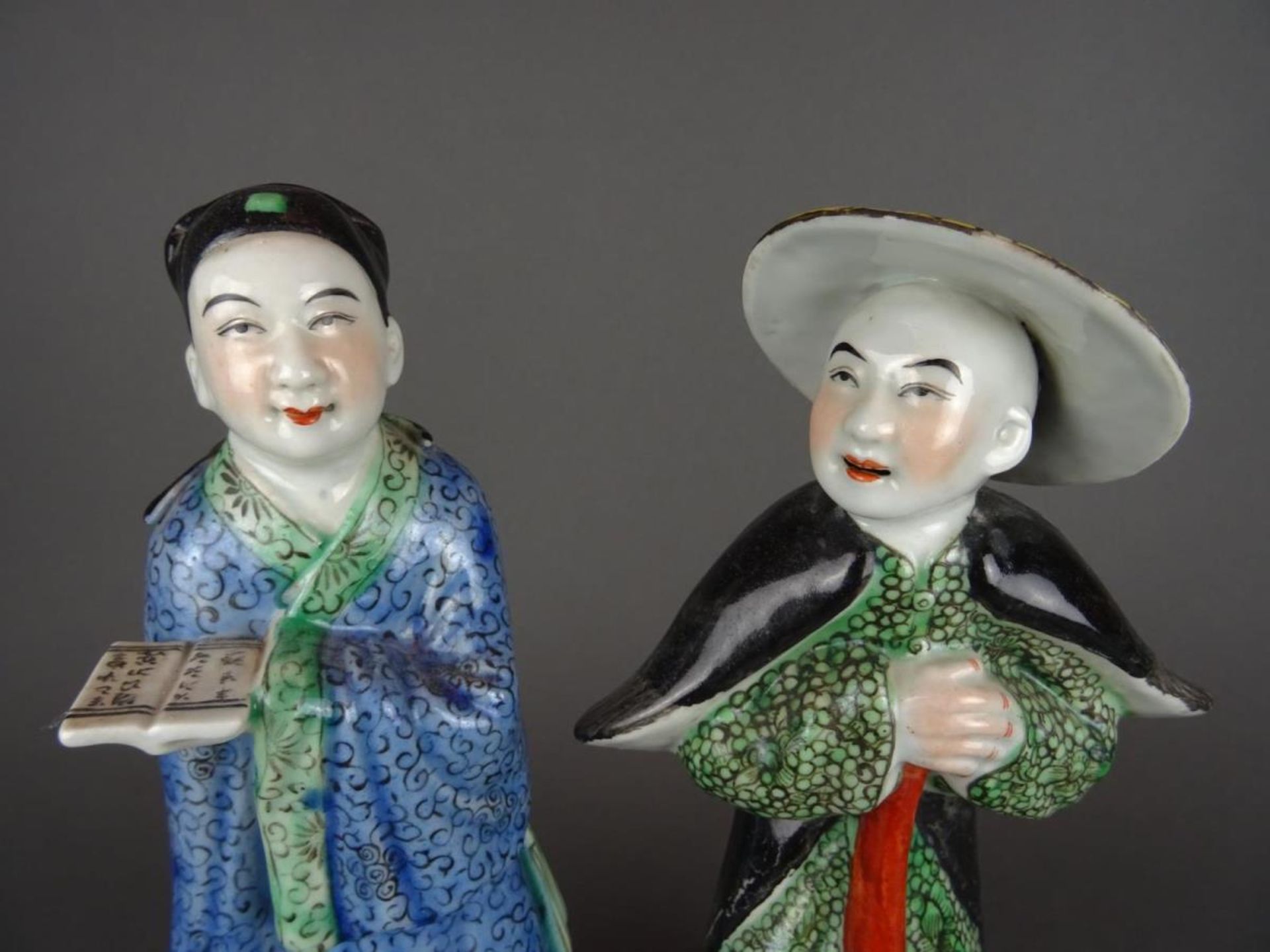 Two Chinese porcelain famille rose statues - Bild 2 aus 4