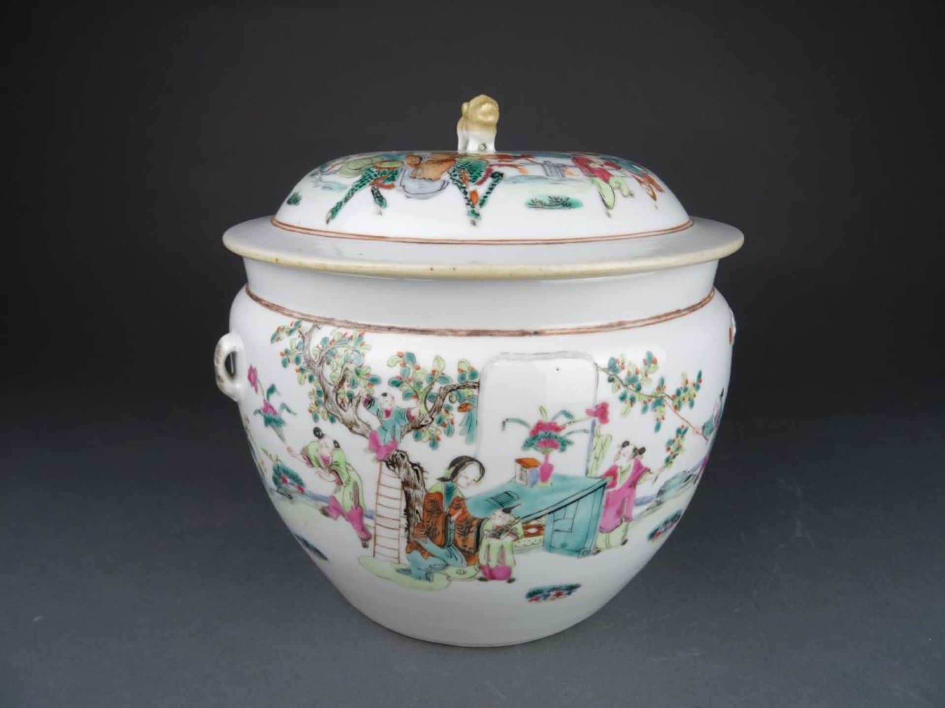 Chinese porcelain Fencai jar - figures -Tongzhi mark
