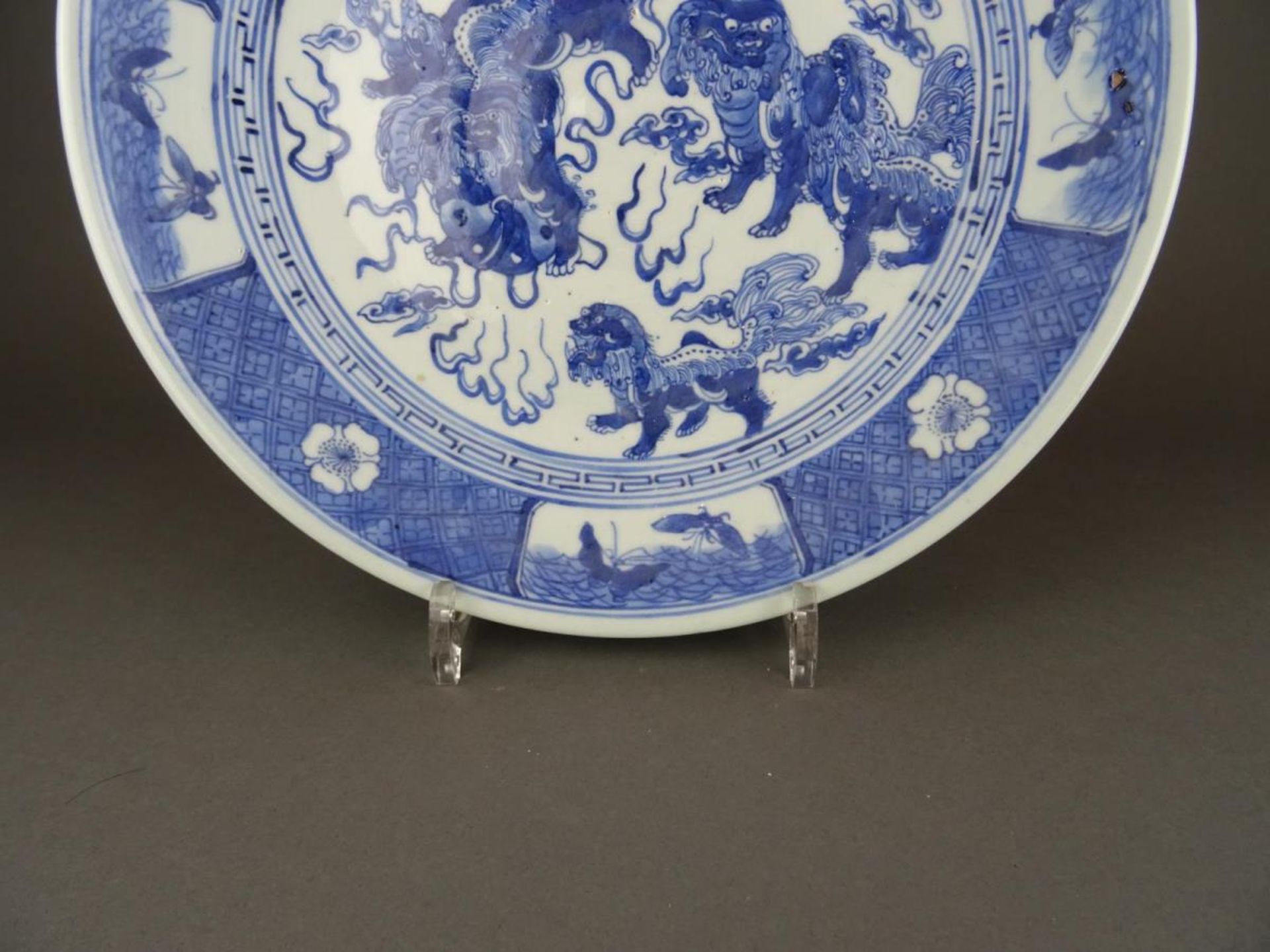 Chinese porcelain B/W charger with Fu dog - Image 4 of 5