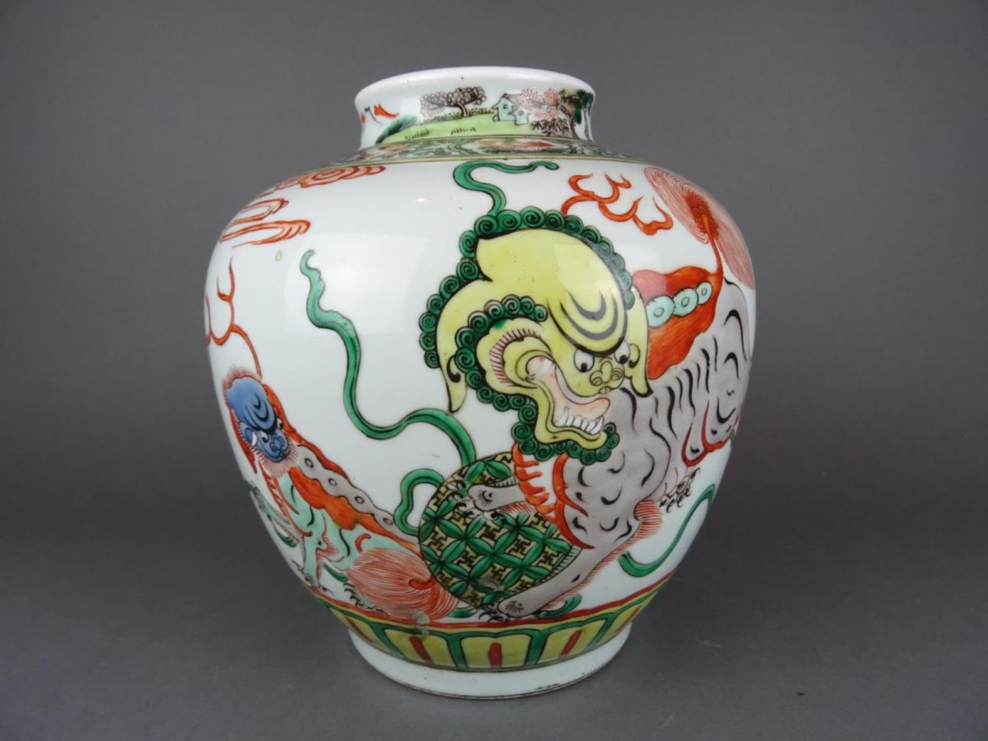 Chinese porcelain Wucai vase with Fu-dog - Kangxi marked