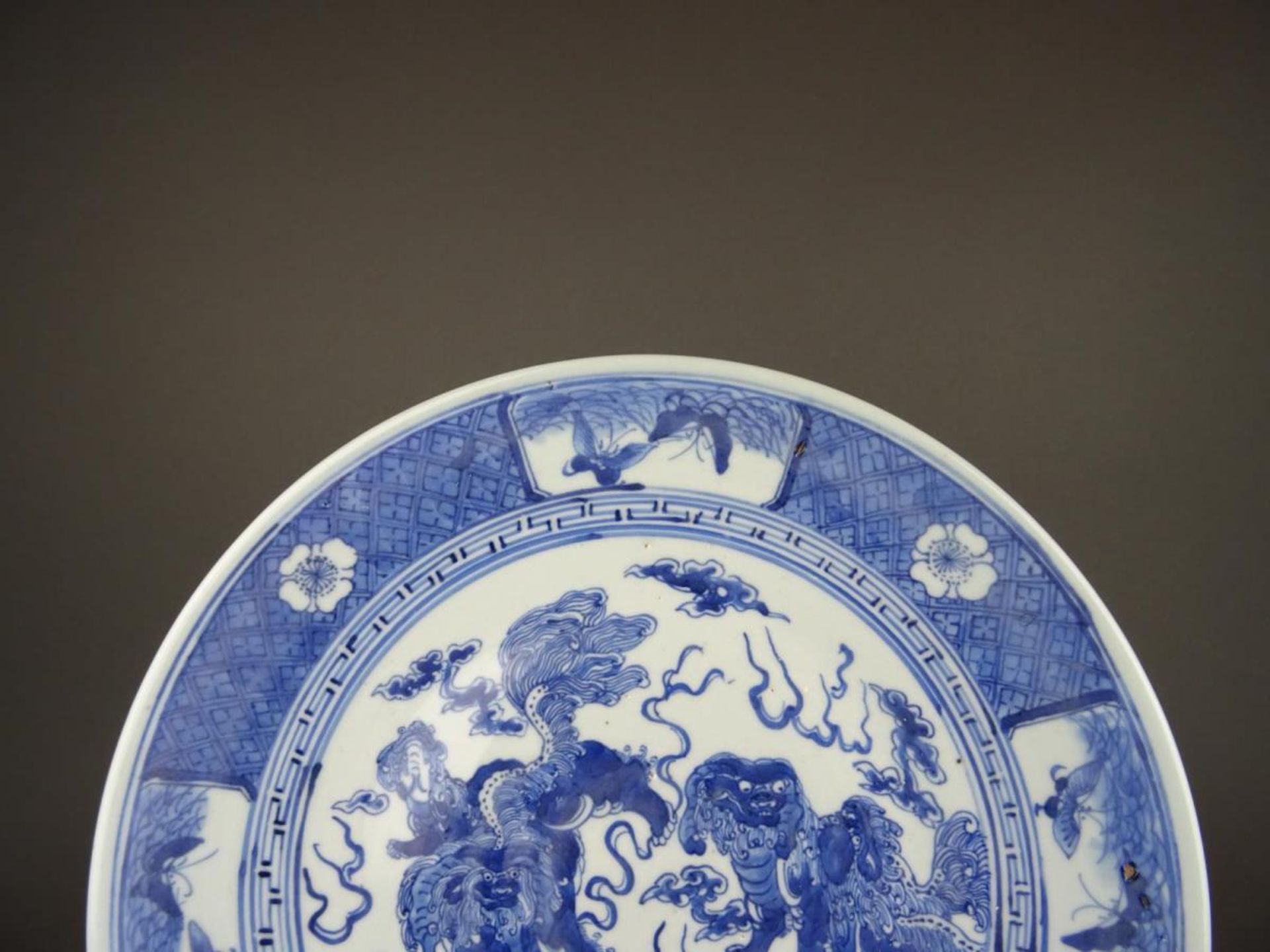 Chinese porcelain B/W charger with Fu dog - Image 3 of 5