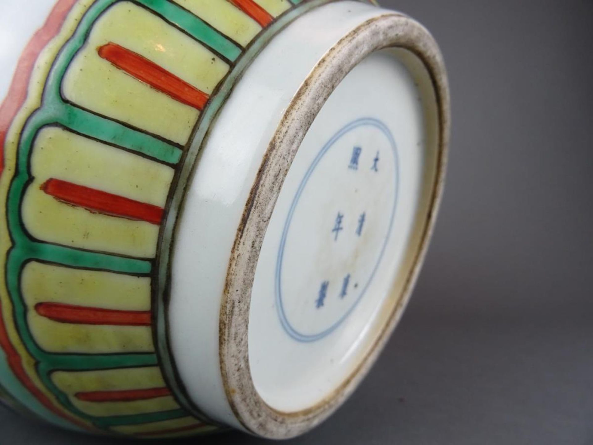 Chinese porcelain Wucai vase with Fu-dog - Kangxi marked - Image 8 of 8