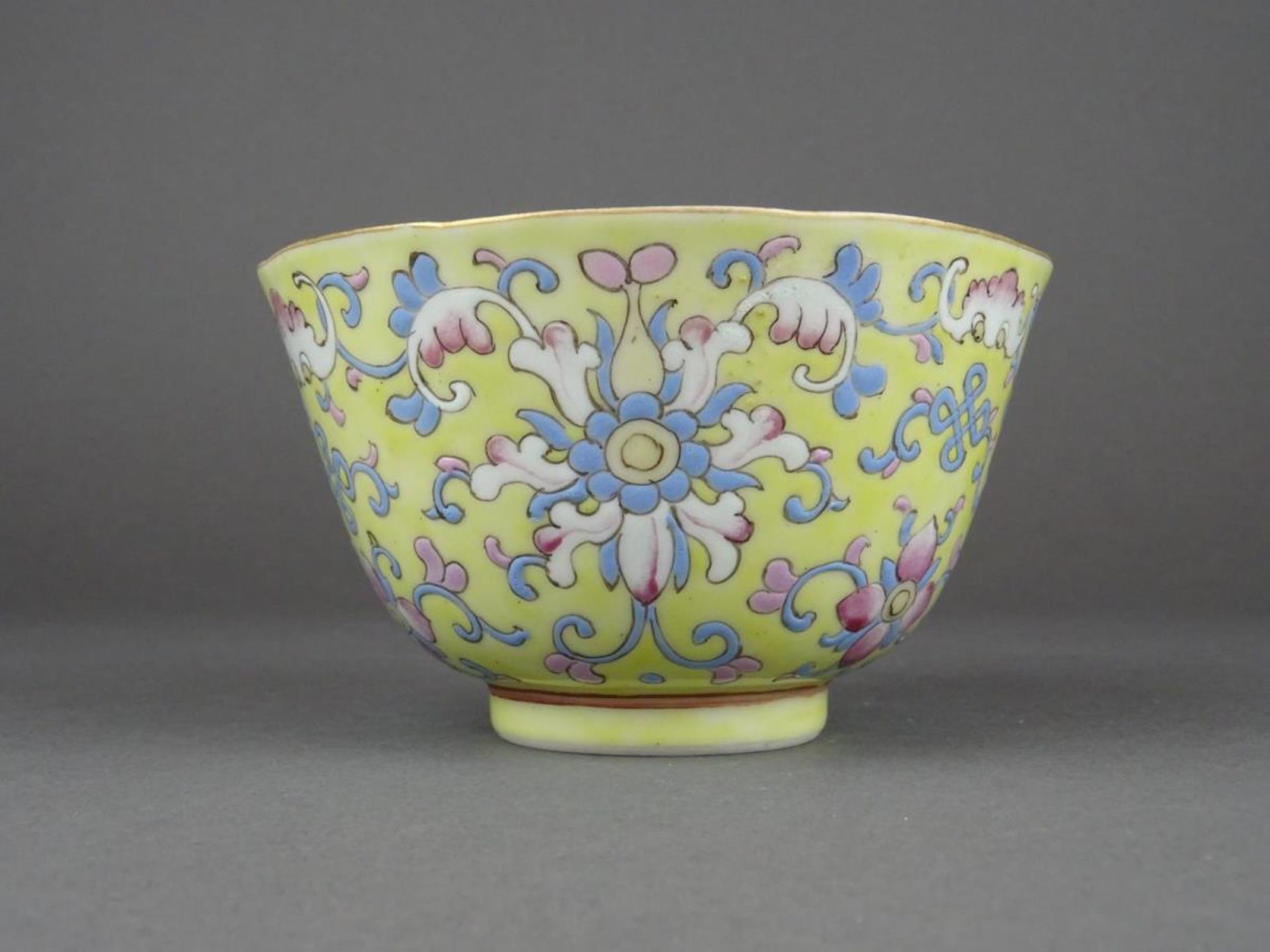 Porcelain famille rose bowl - Image 2 of 6