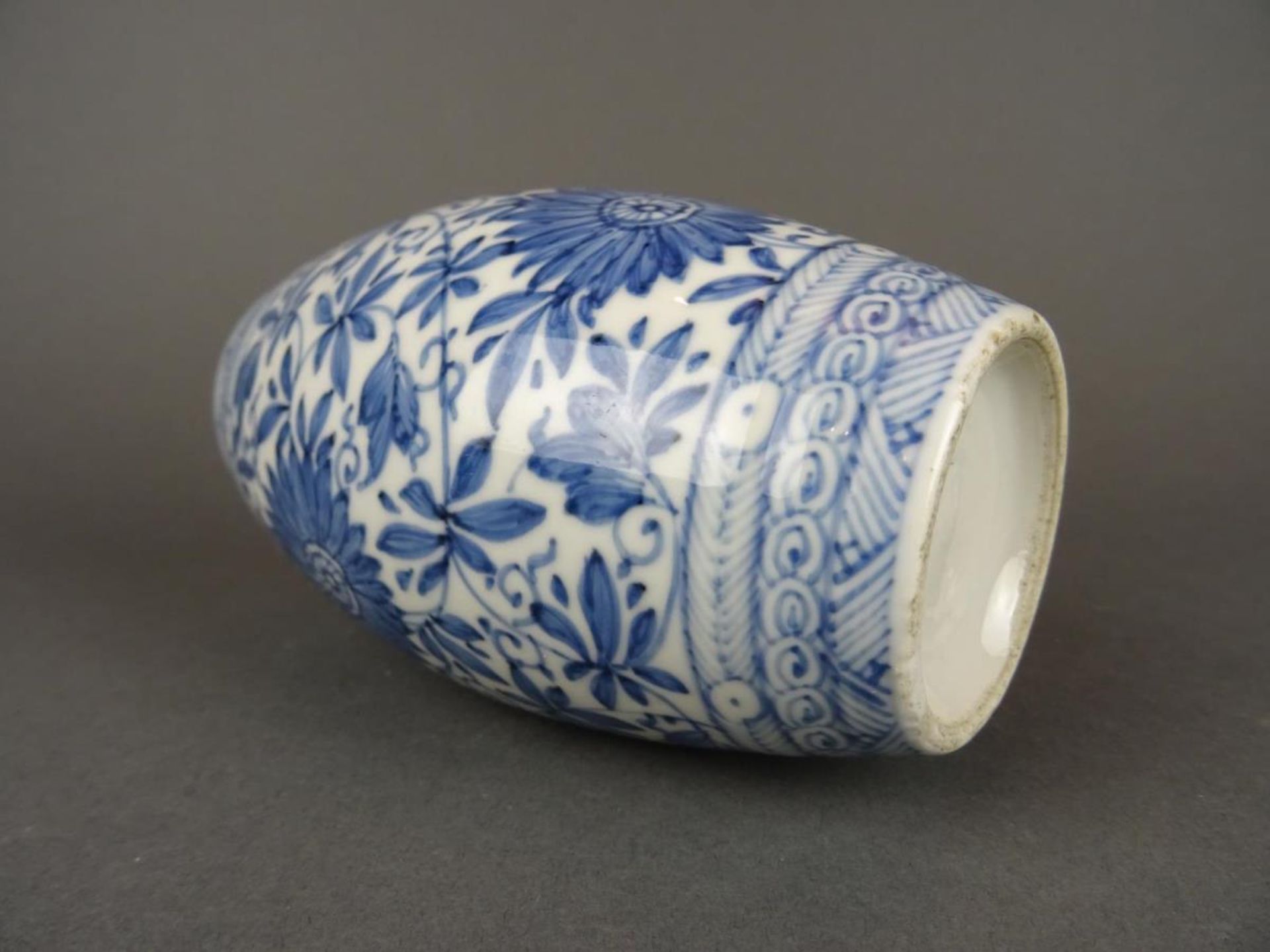 Chinese porcelain B/W sprinkler with flowers - Image 4 of 5