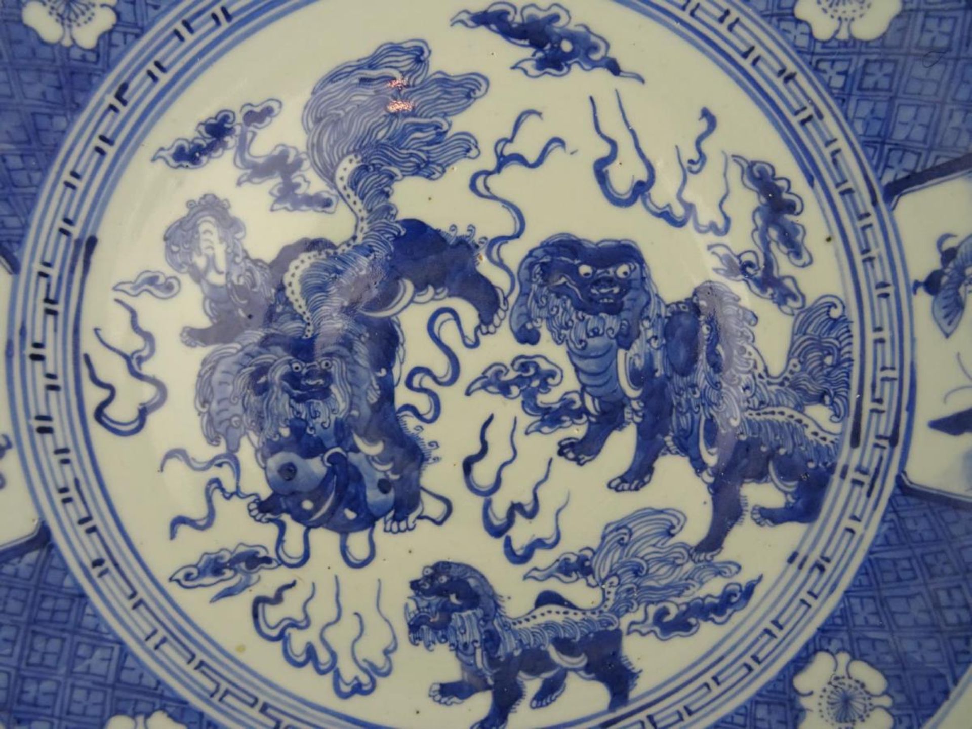 Chinese porcelain B/W charger with Fu dog - Image 2 of 5