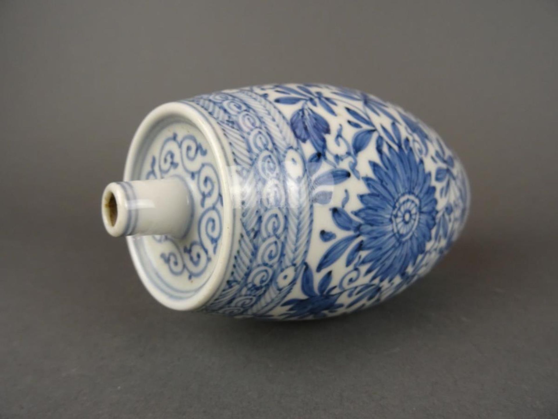 Chinese porcelain B/W sprinkler with flowers - Image 3 of 5