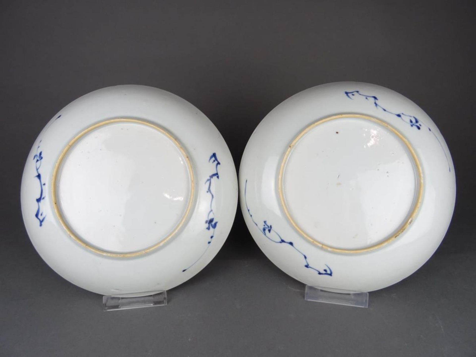 Two Chinese porcelain B/W plates - flowers - Bild 2 aus 3