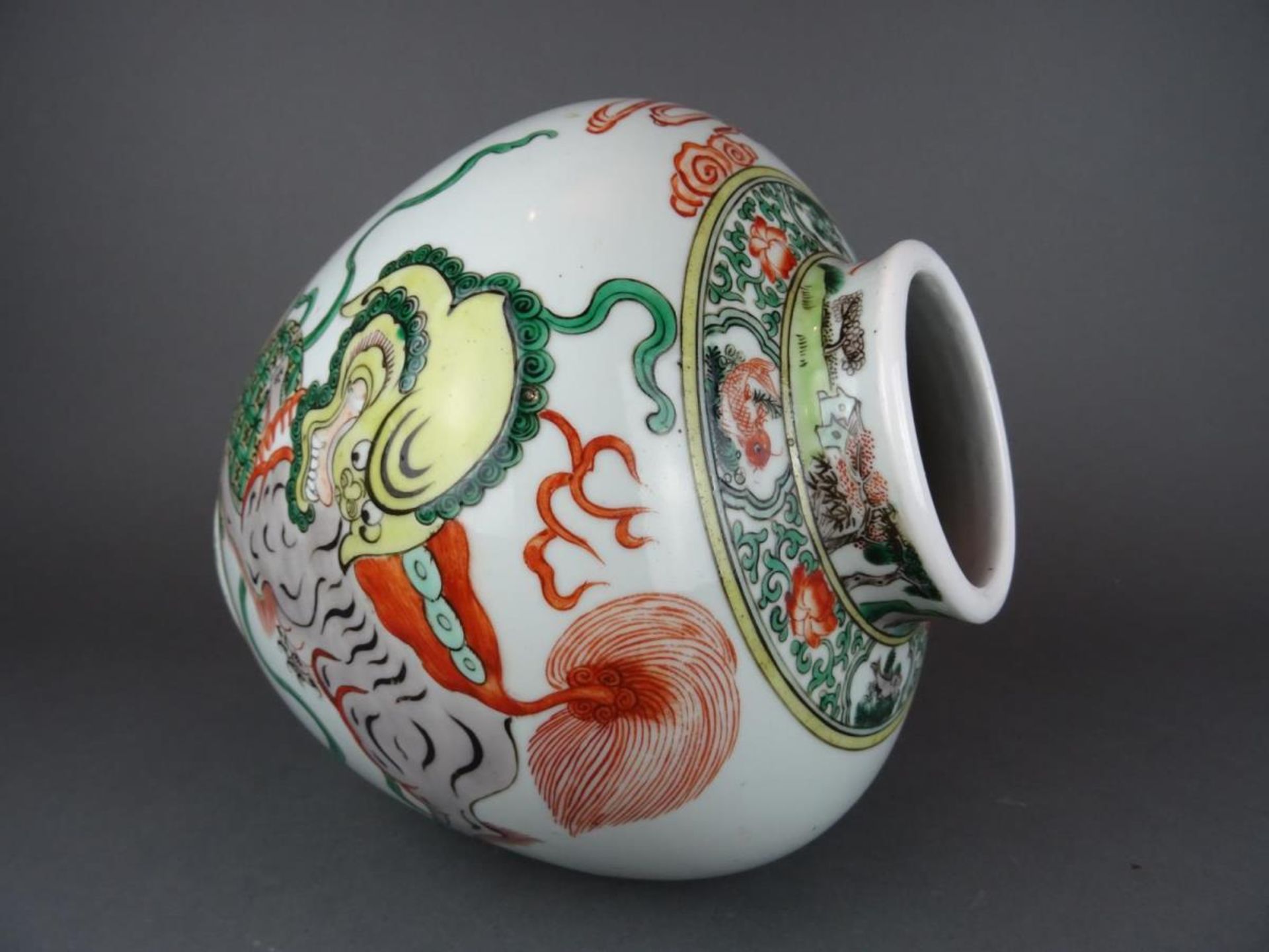 Chinese porcelain Wucai vase with Fu-dog - Kangxi marked - Image 4 of 8