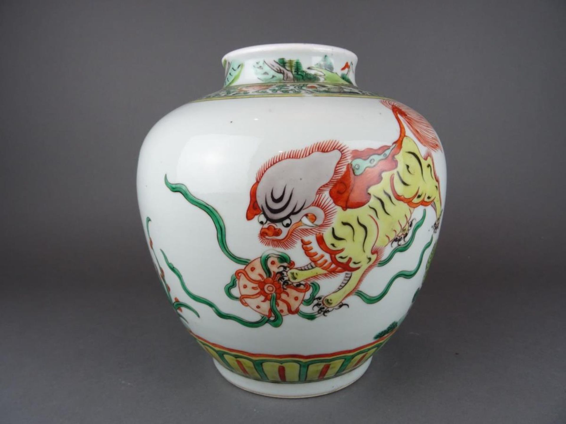 Chinese porcelain Wucai vase with Fu-dog - Kangxi marked - Image 3 of 8
