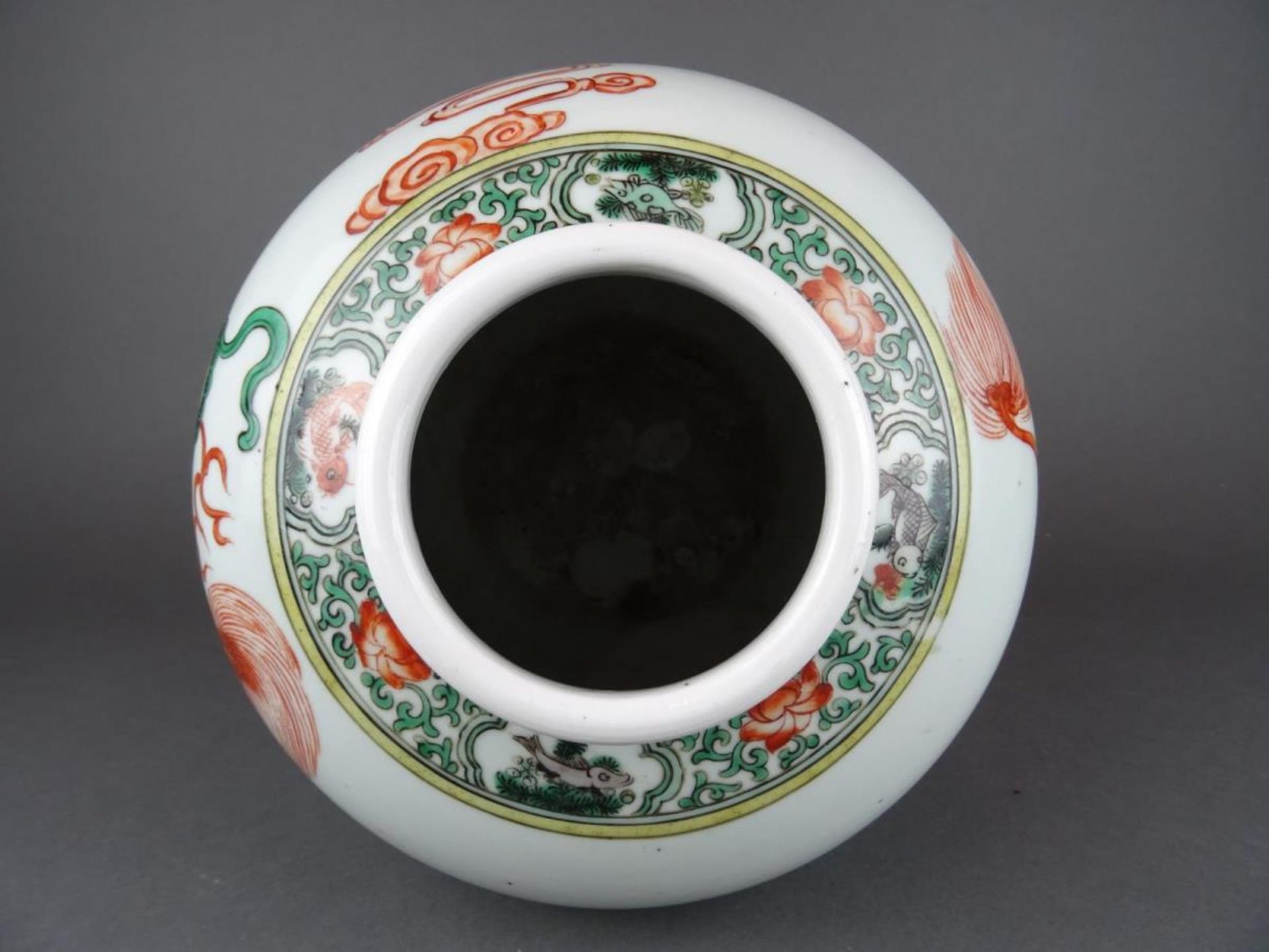 Chinese porcelain Wucai vase with Fu-dog - Kangxi marked - Image 5 of 8