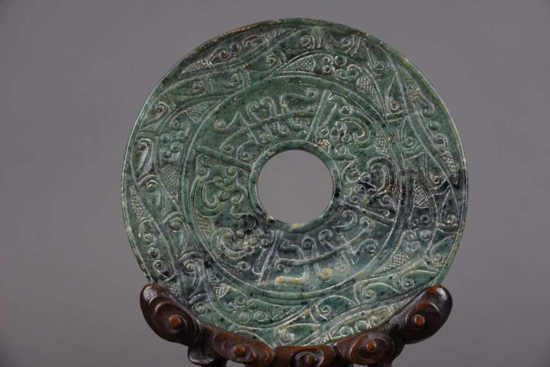 Jade disc with wooden base - Bild 4 aus 5