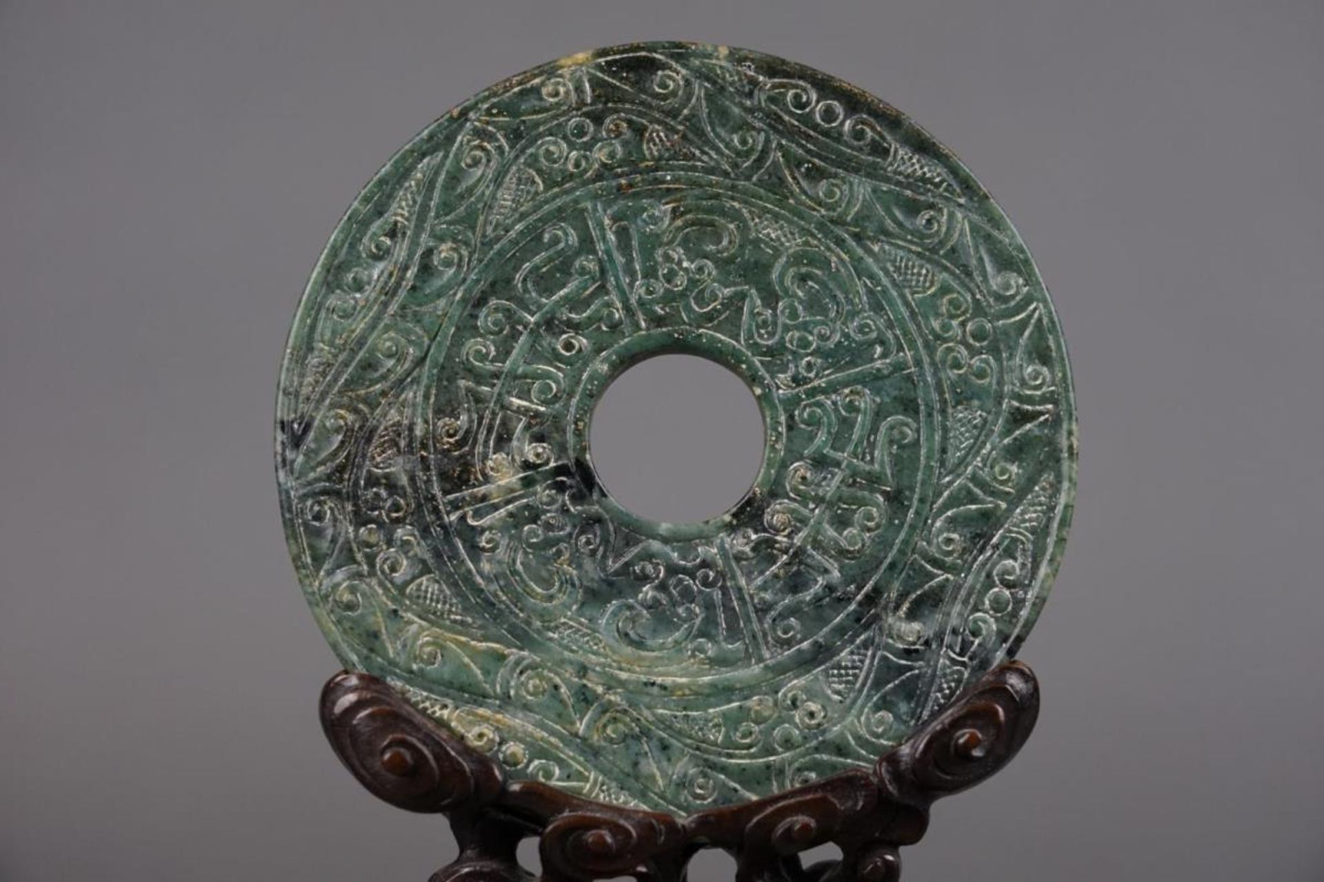 Jade disc with wooden base - Bild 2 aus 5