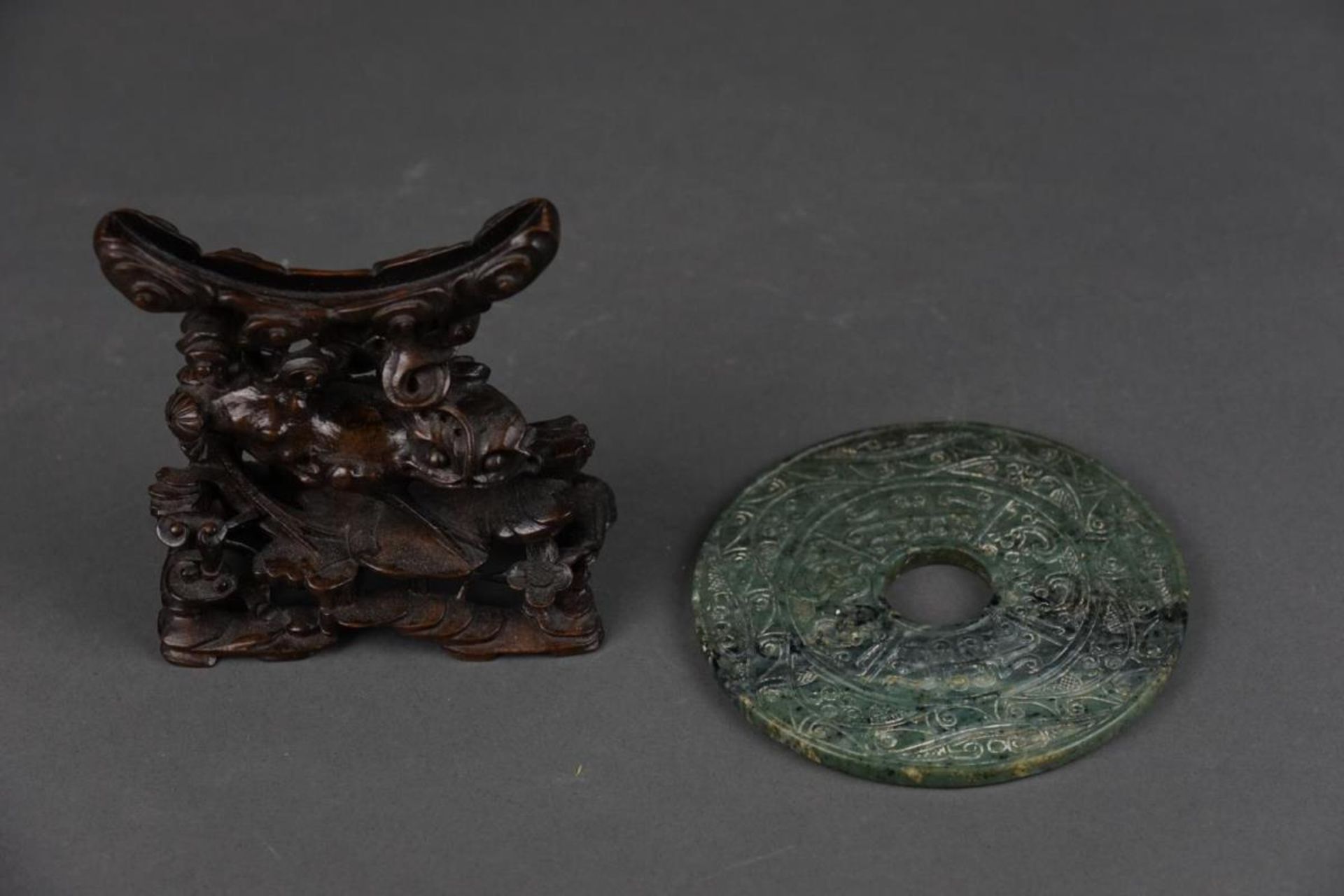Jade disc with wooden base - Bild 5 aus 5