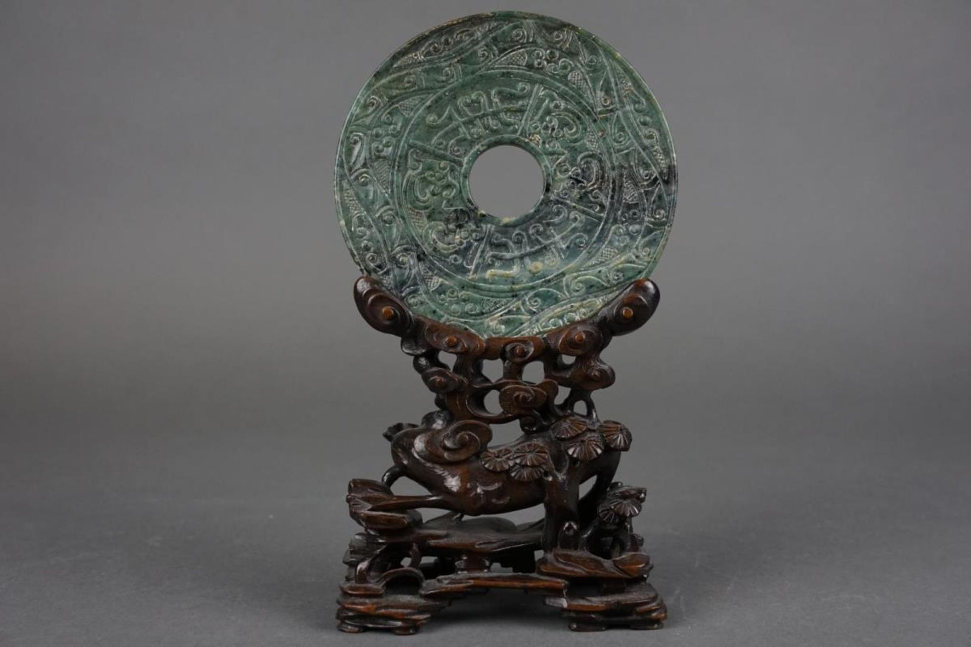 Jade disc with wooden base - Bild 3 aus 5
