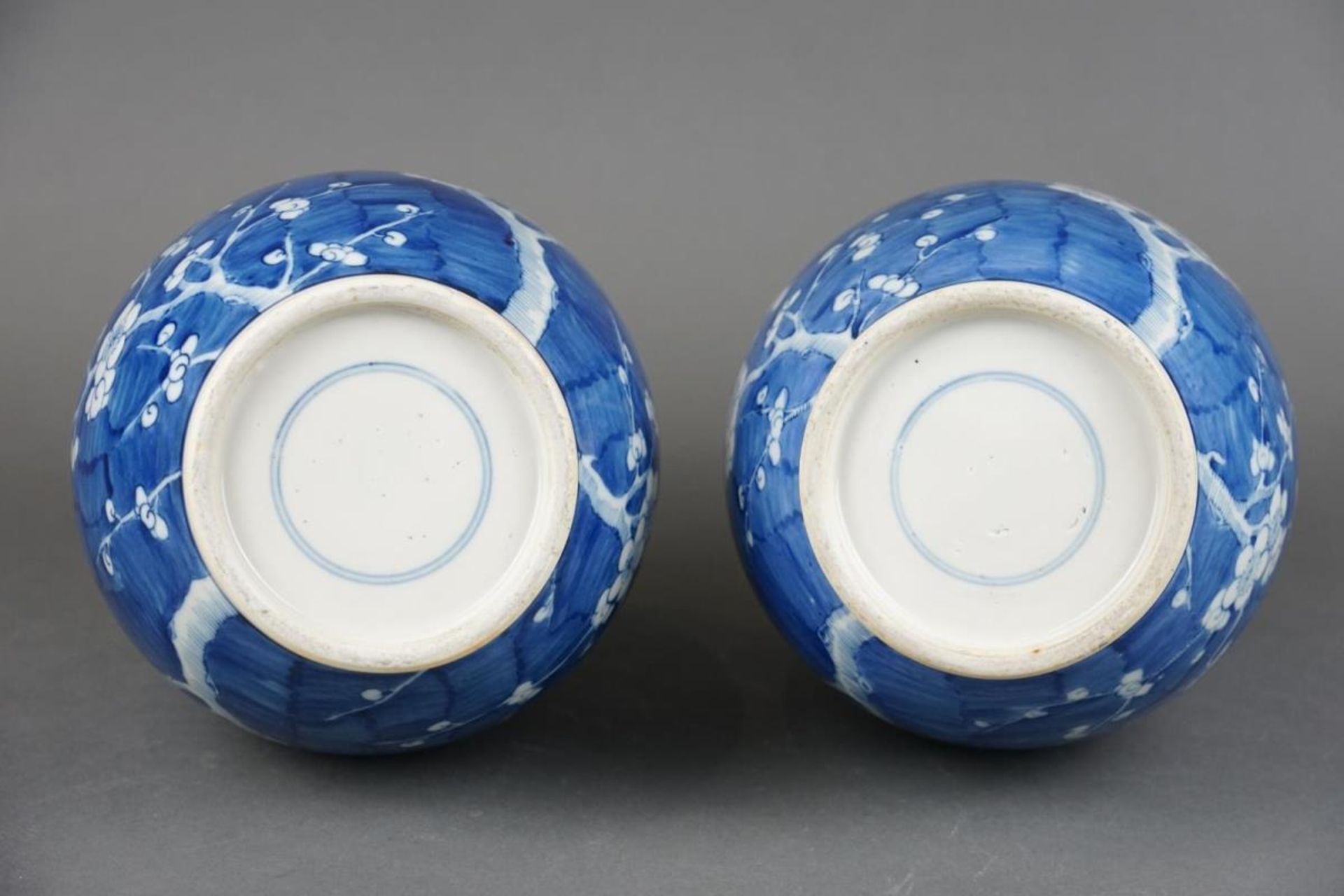 Two porcelain vases - Bild 3 aus 4