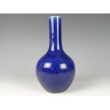 Monochroom blue vase