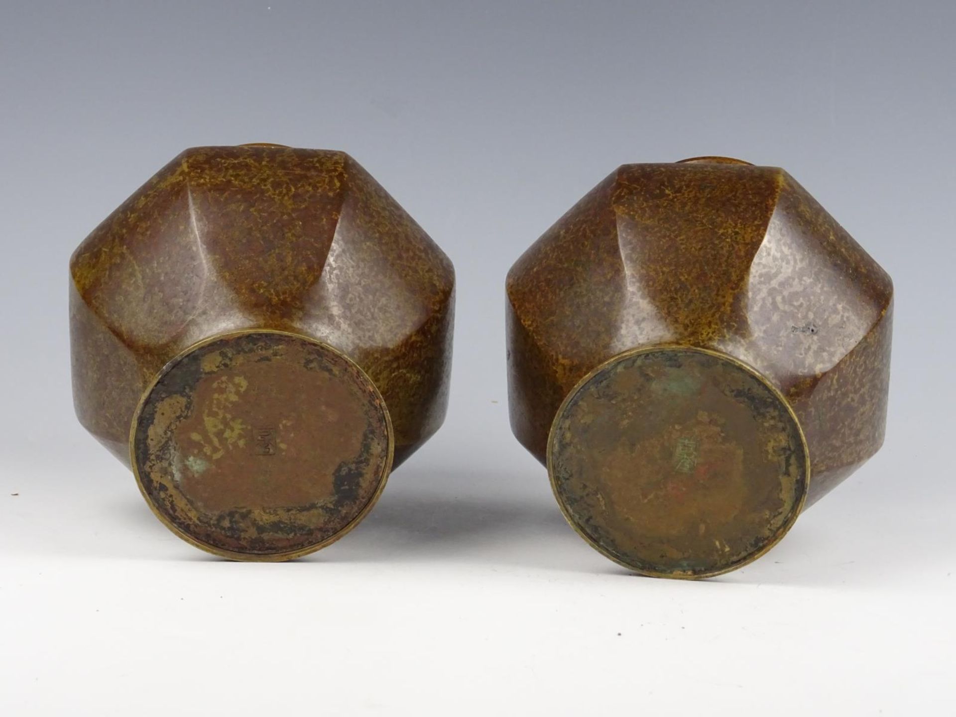 Two bronze vases - Bild 2 aus 3