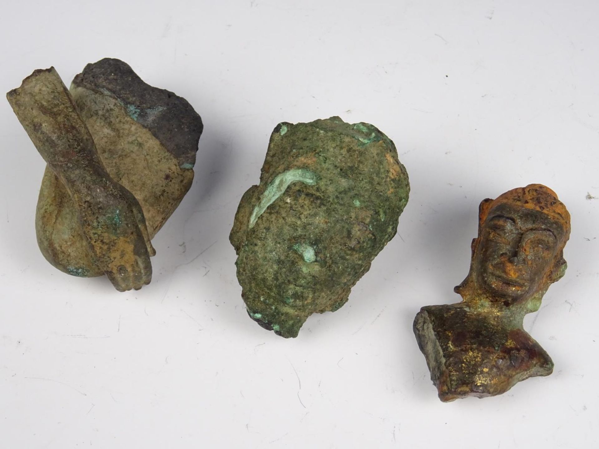 Three bronze buddha heads - Image 3 of 3