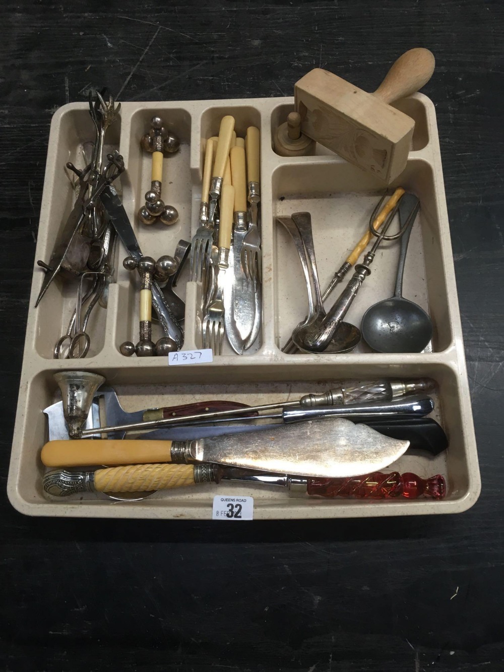 PLASTIC TRAY OF MIXED CUTLERY, BUTTER PATS,