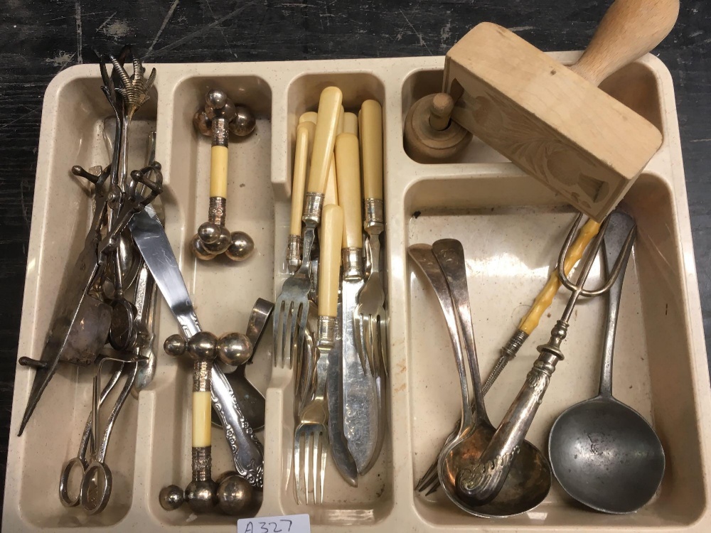 PLASTIC TRAY OF MIXED CUTLERY, BUTTER PATS, - Image 2 of 3