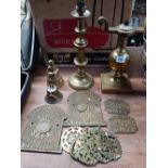 2 BRASS TABLE LIGHT BASES, HORSE BRASSES,