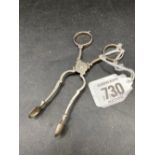 A PAIR OF EDWARDIAN SCISSOR SHAPED SUGAR NIPS,